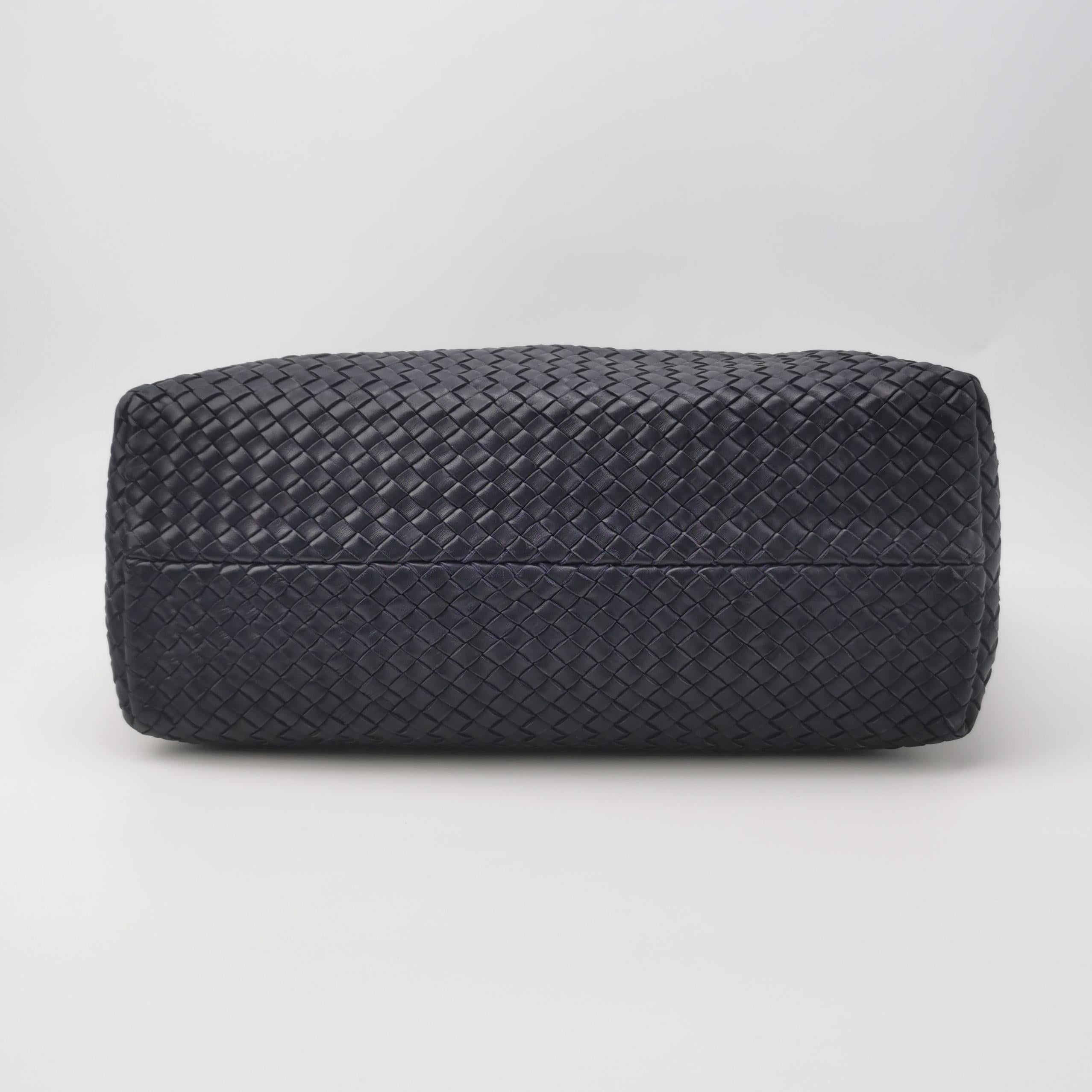 Bottega Veneta Cabat MM Intreccio Leather Tote Bag Navy 40cm en vente 2