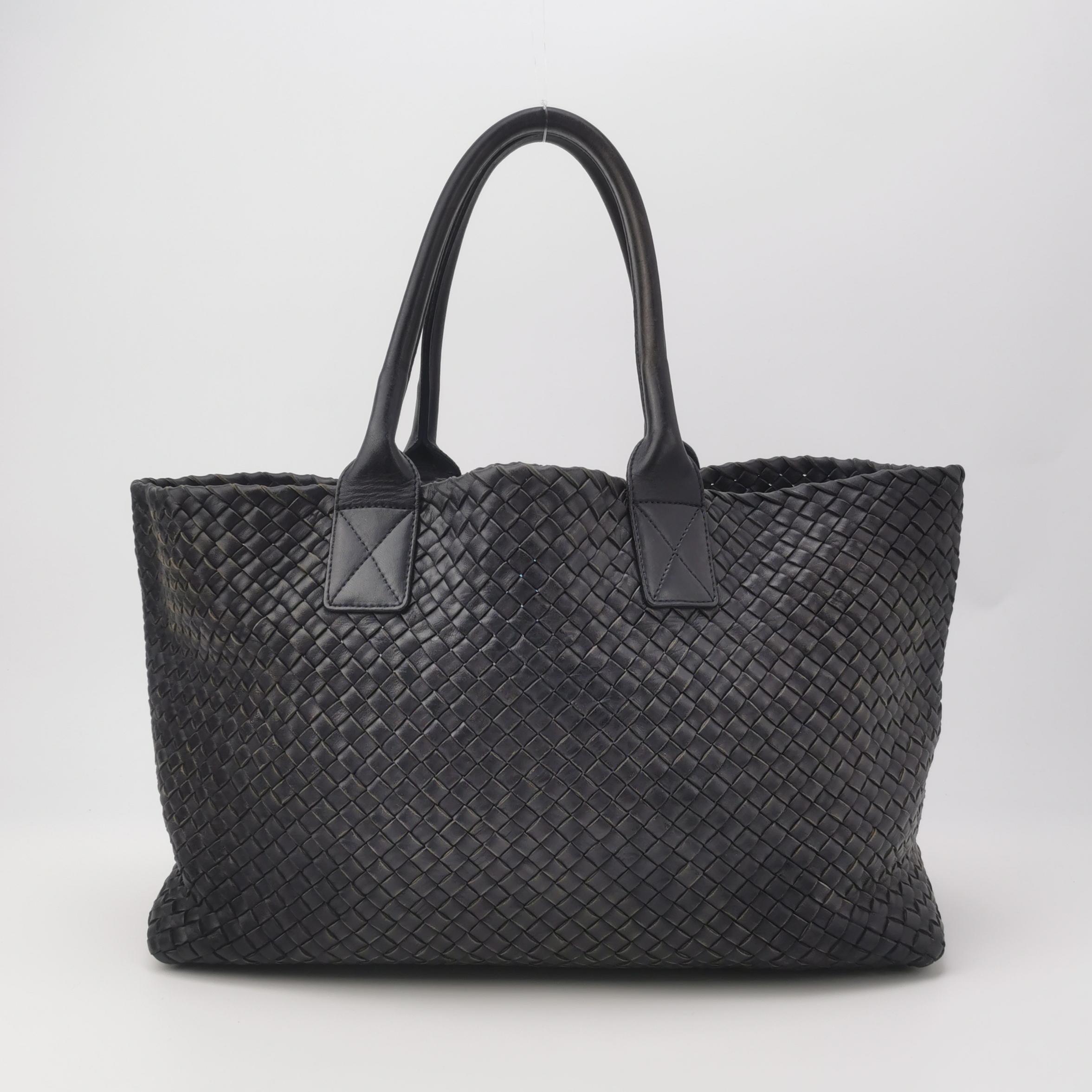 Bottega Veneta Cabat MM Intreccio Leather Tote Bag Navy 40cm en vente 3