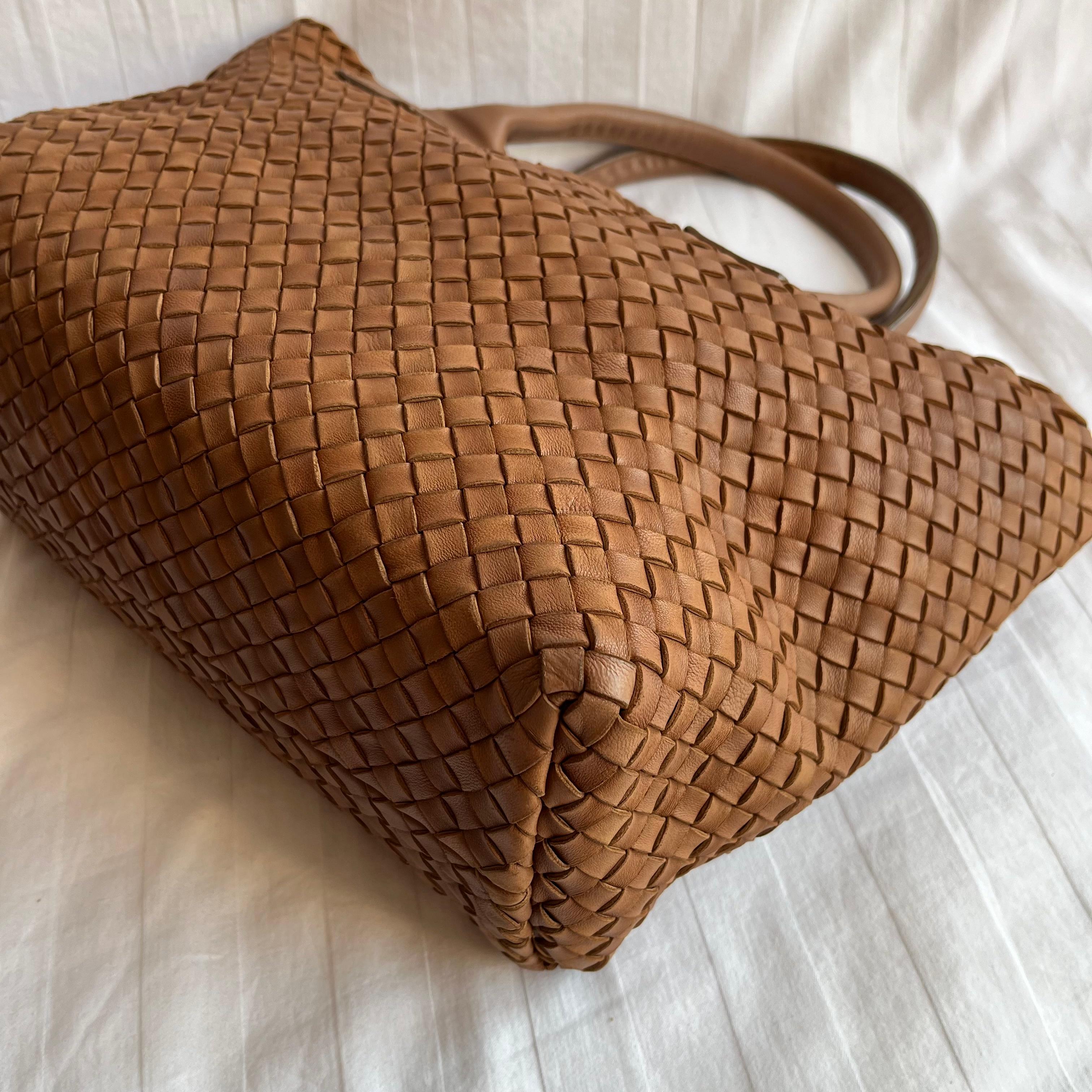 Bottega Veneta Cabat PM Intreccio in pelle Bottega Intreccio Marrone Cioccolato 32cm in vendita 6