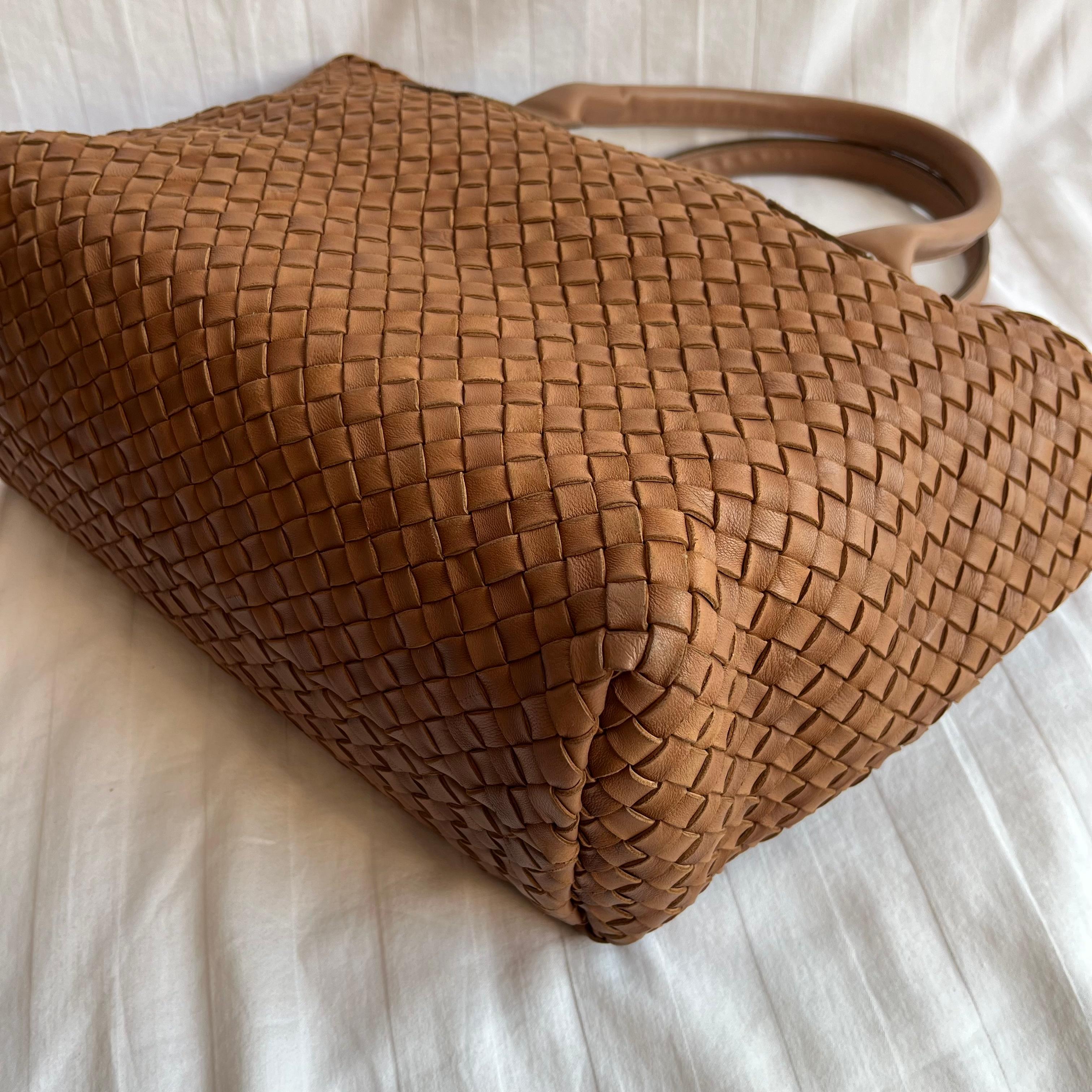 Bottega Veneta Cabat PM Intreccio in pelle Bottega Intreccio Marrone Cioccolato 32cm in vendita 8