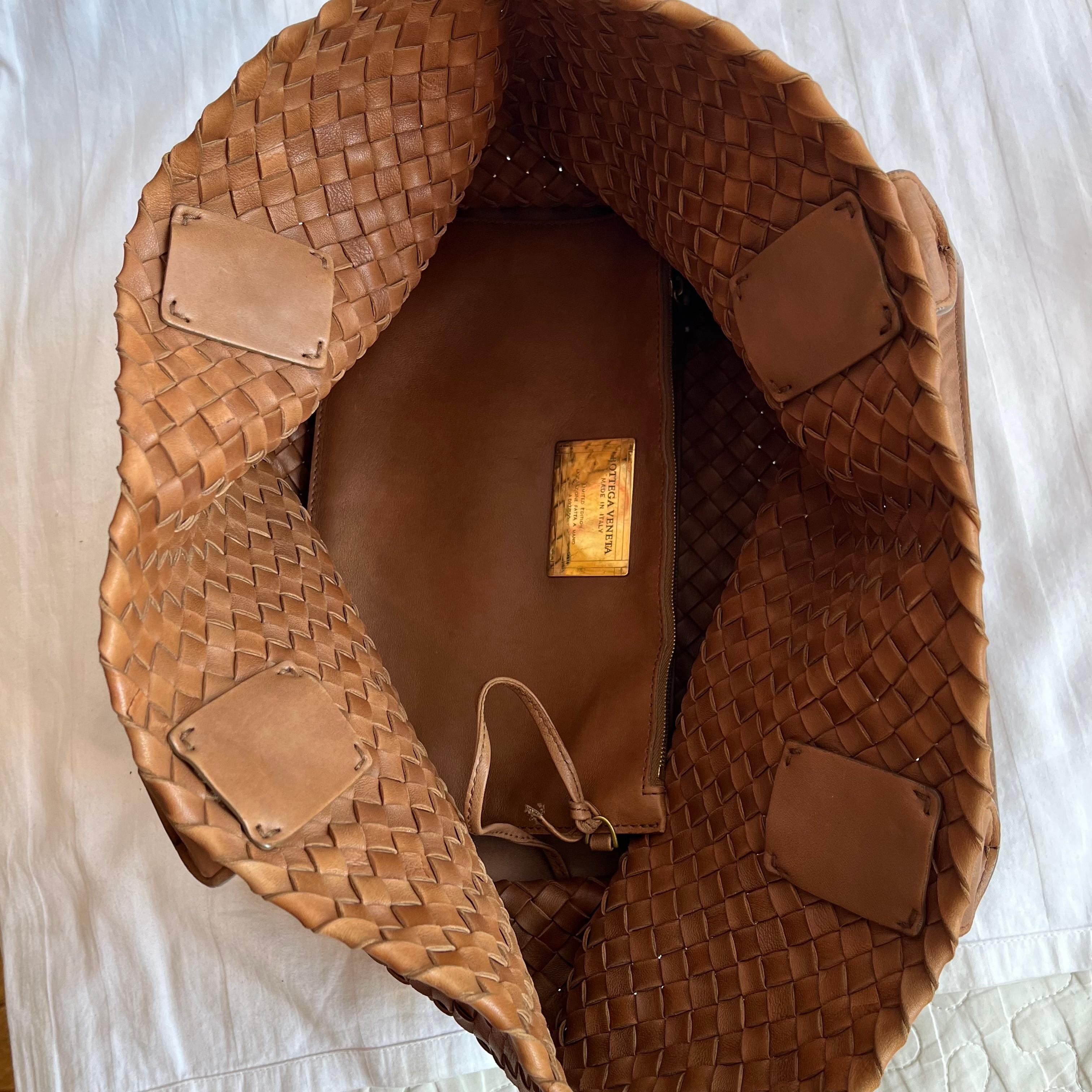Bottega Veneta Cabat PM Intreccio in pelle Bottega Intreccio Marrone Cioccolato 32cm in vendita 10