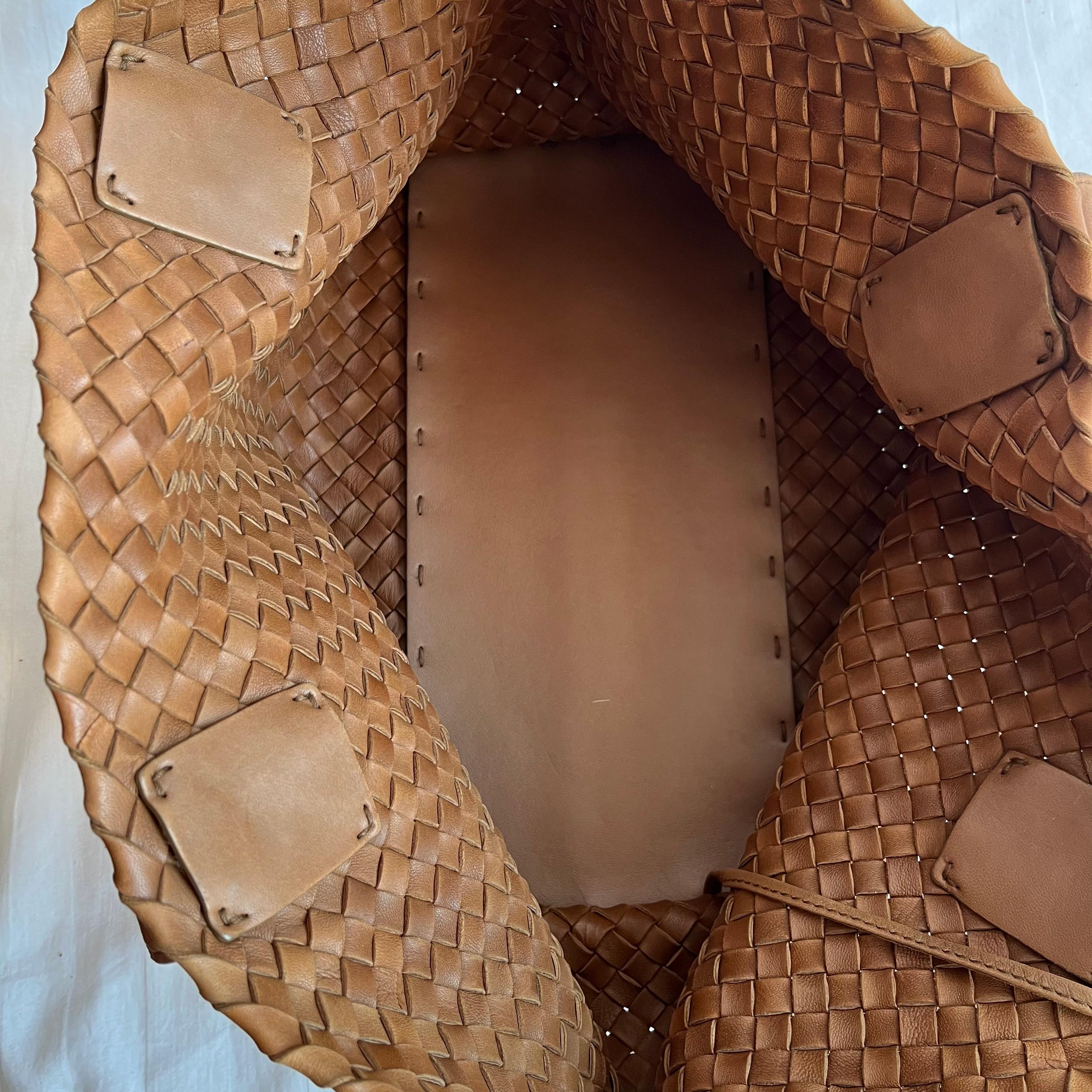 Bottega Veneta Cabat PM Intreccio in pelle Bottega Intreccio Marrone Cioccolato 32cm in vendita 11