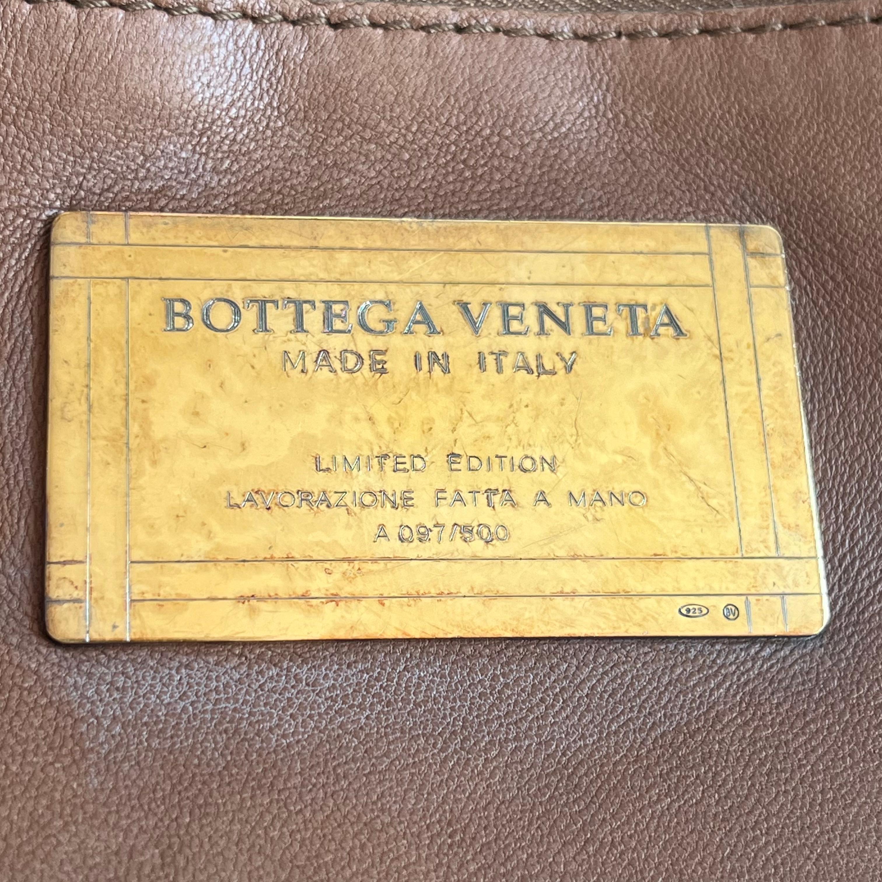 Bottega Veneta Cabat PM Intreccio in pelle Bottega Intreccio Marrone Cioccolato 32cm in vendita 16