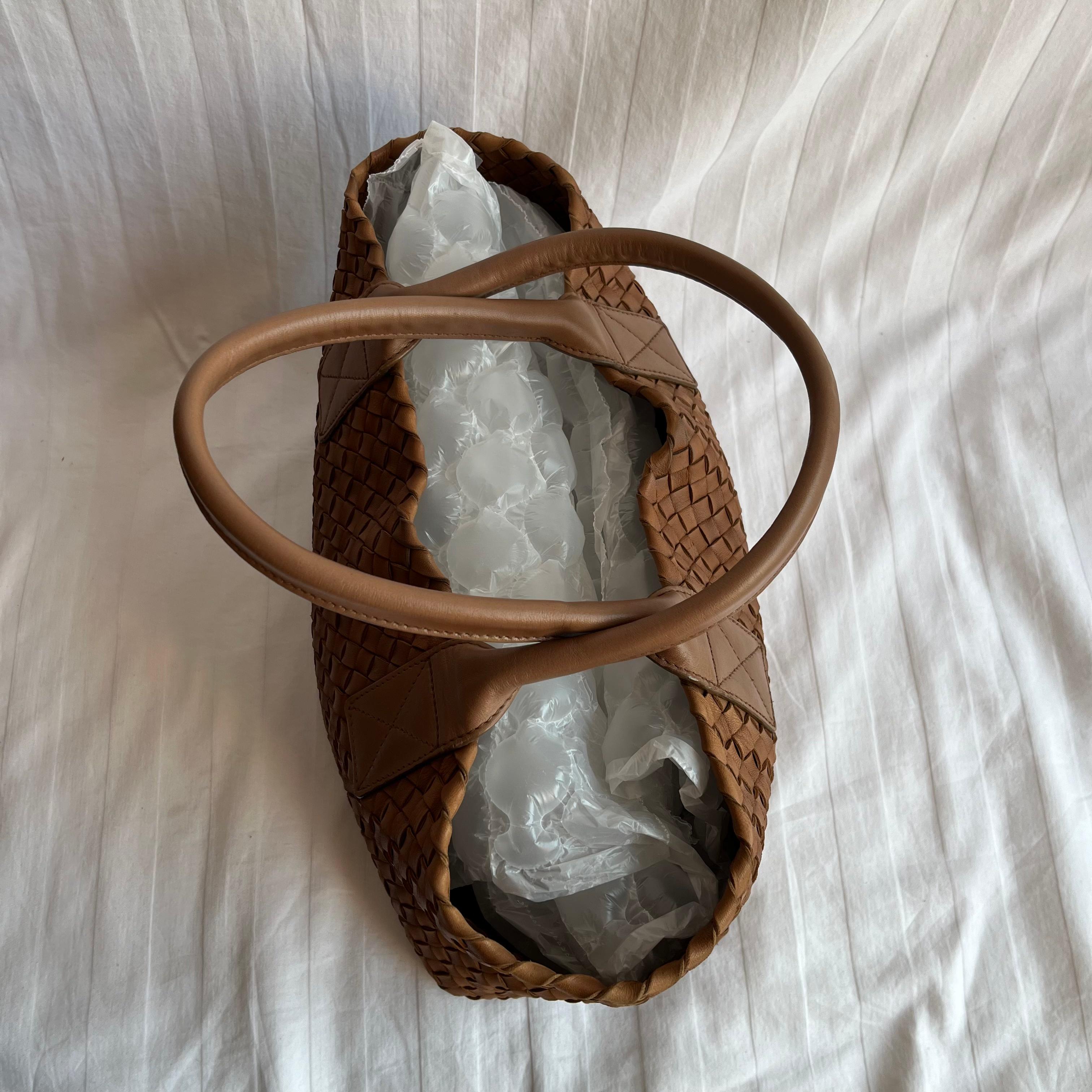 Bottega Veneta Cabat PM Intreccio in pelle Bottega Intreccio Marrone Cioccolato 32cm in vendita 1