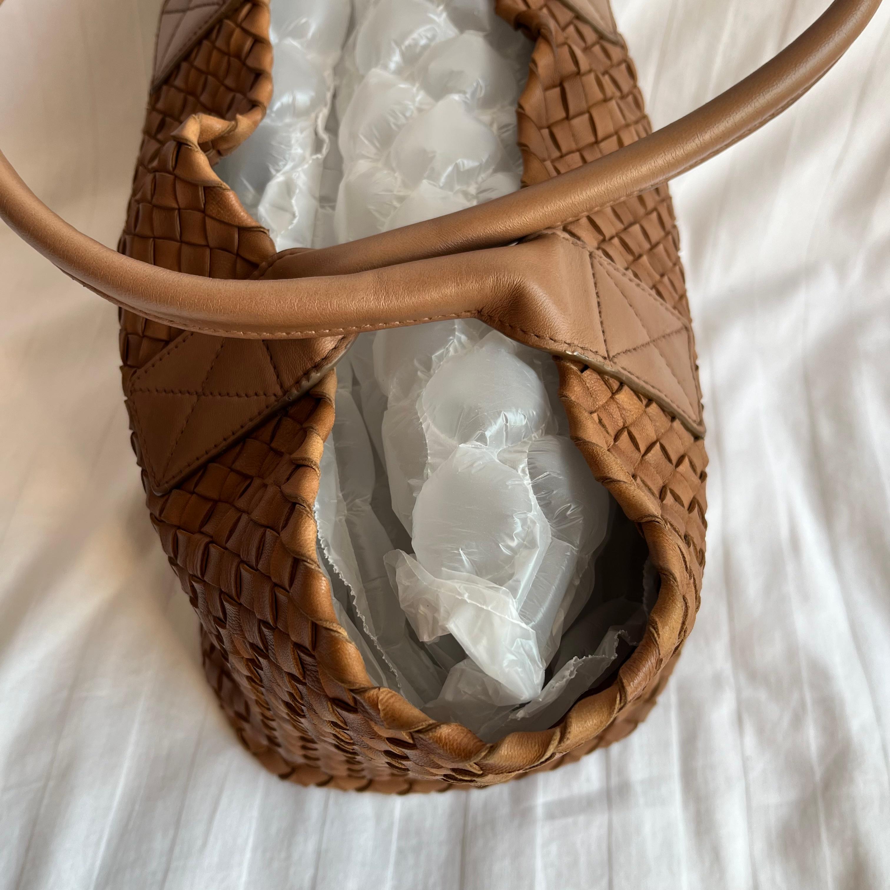 Bottega Veneta Cabat PM Intreccio in pelle Bottega Intreccio Marrone Cioccolato 32cm in vendita 3