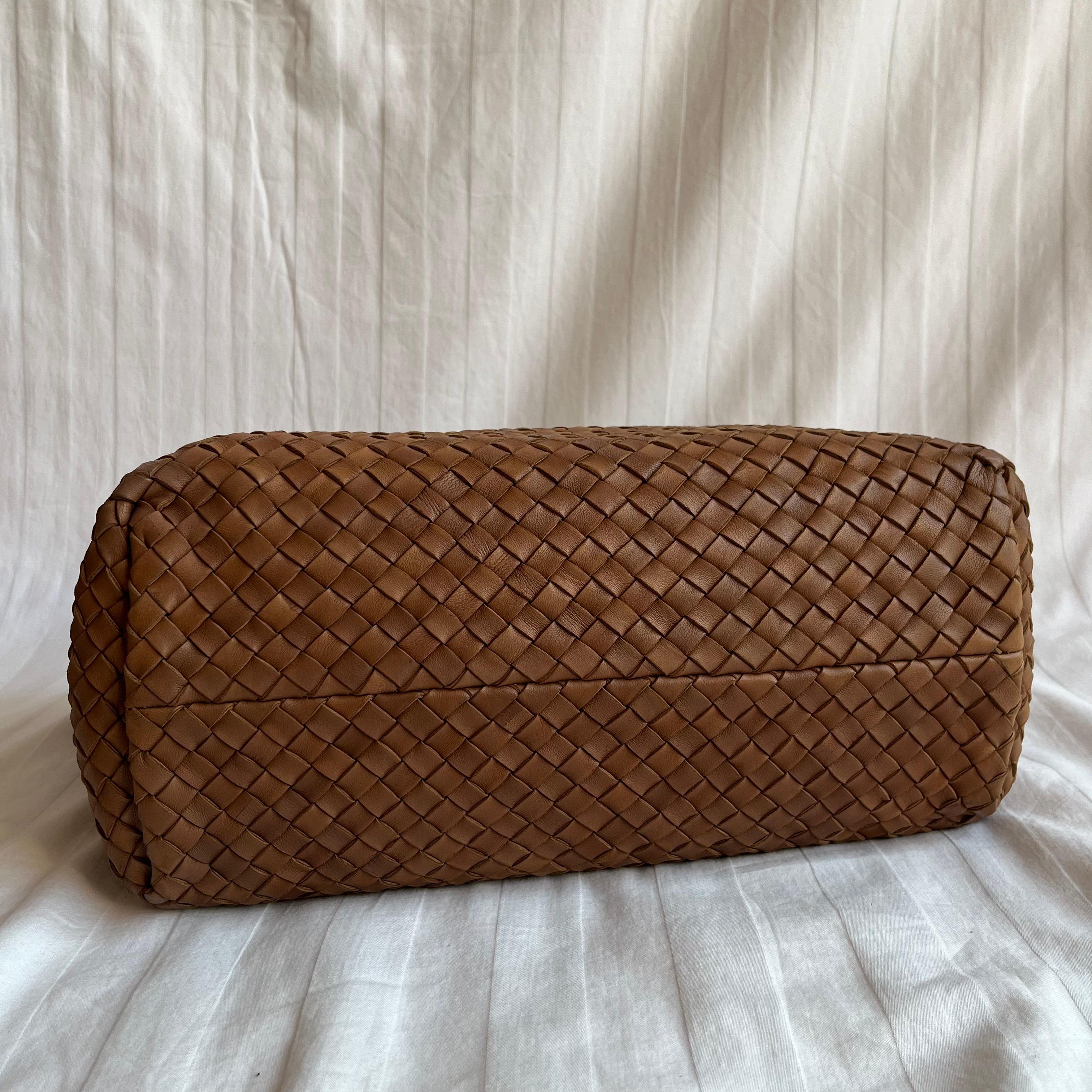 Bottega Veneta Cabat PM Intreccio in pelle Bottega Intreccio Marrone Cioccolato 32cm in vendita 4