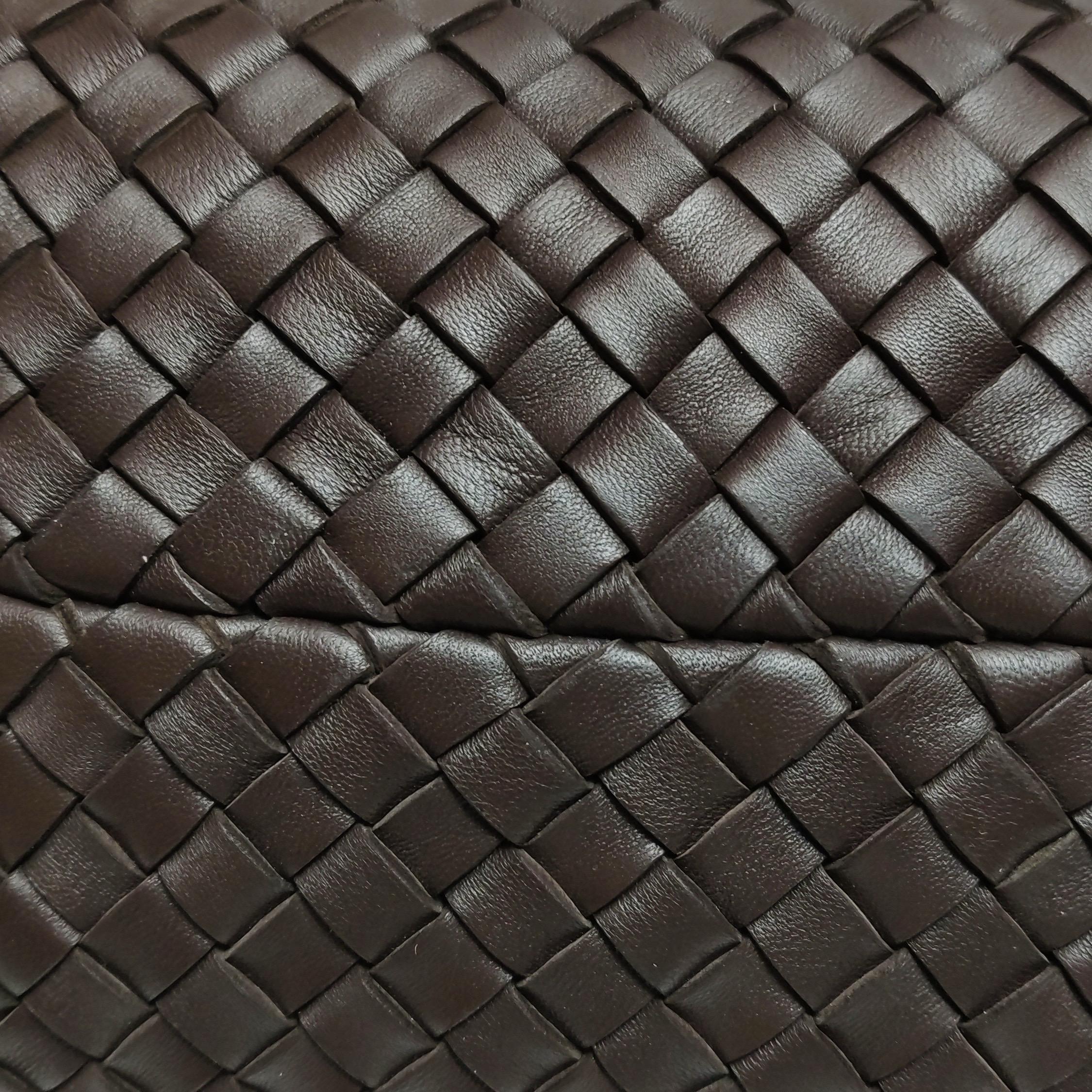 Bottega Veneta Cabat Small Dark Chocolate Brown Intreccio Leather Tote Bag in vendita 5