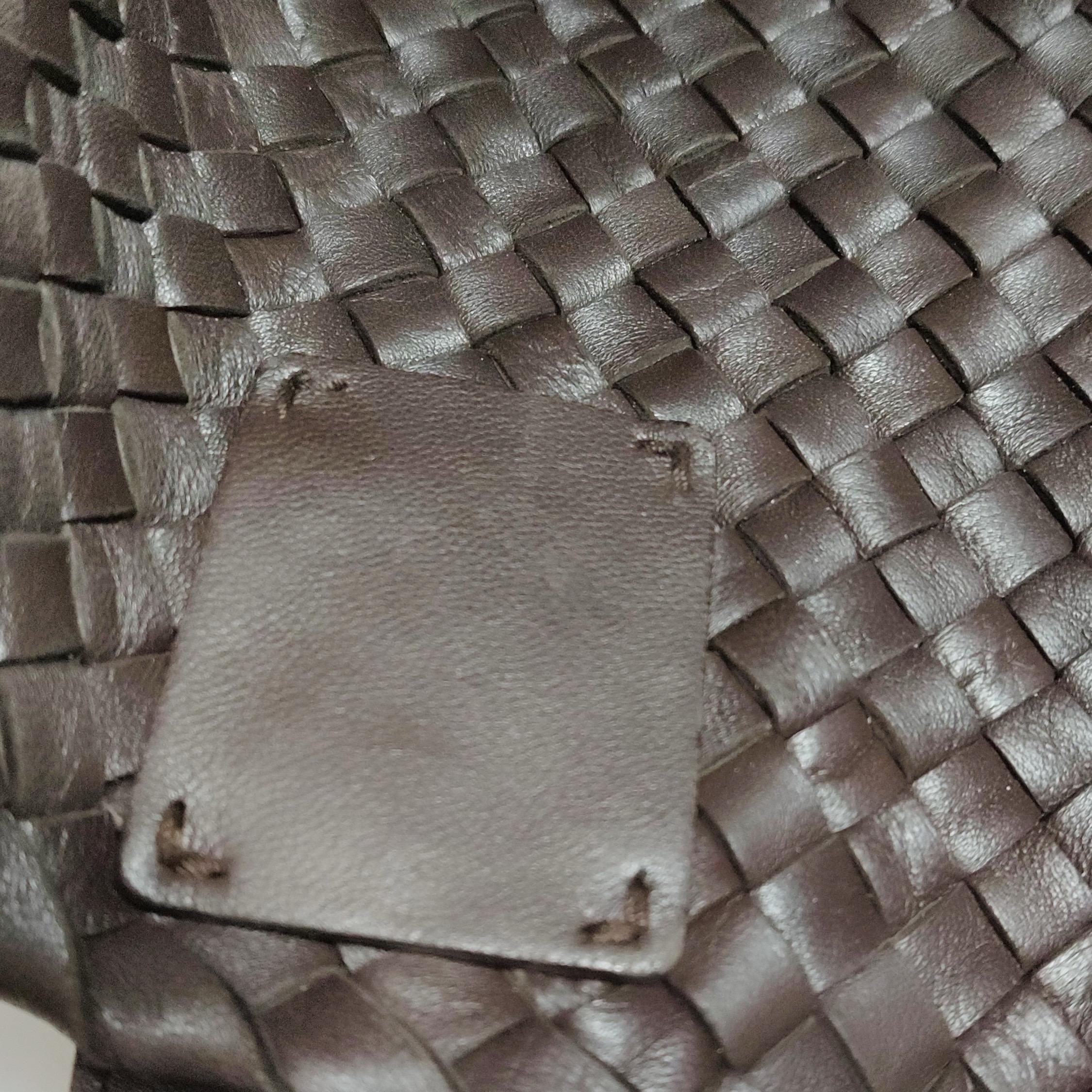 Bottega Veneta Cabat Small Dark Chocolate Brown Intreccio Leather Tote Bag in vendita 8