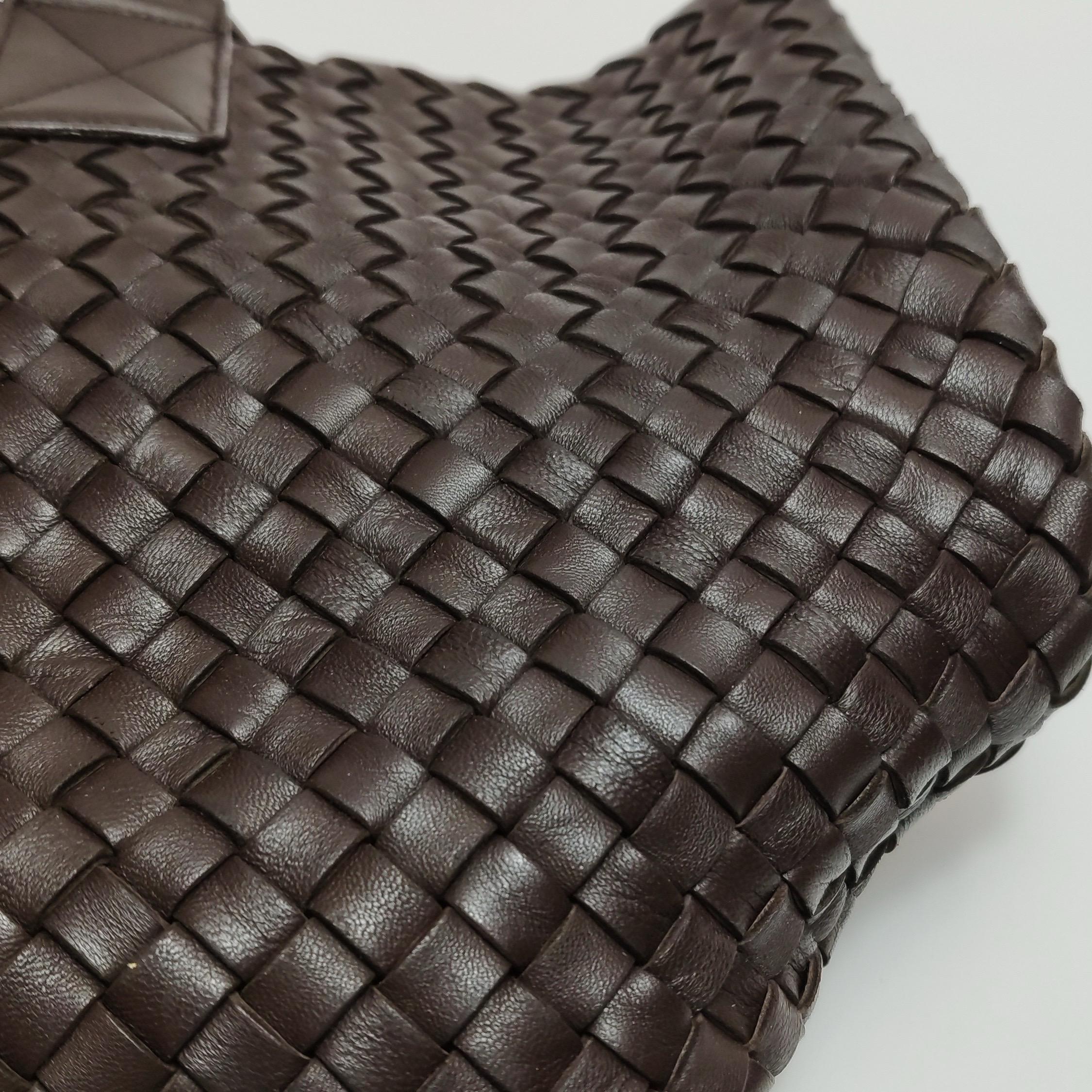 Bottega Veneta Cabat Small Dark Chocolate Brown Intreccio Leather Tote Bag in vendita 9