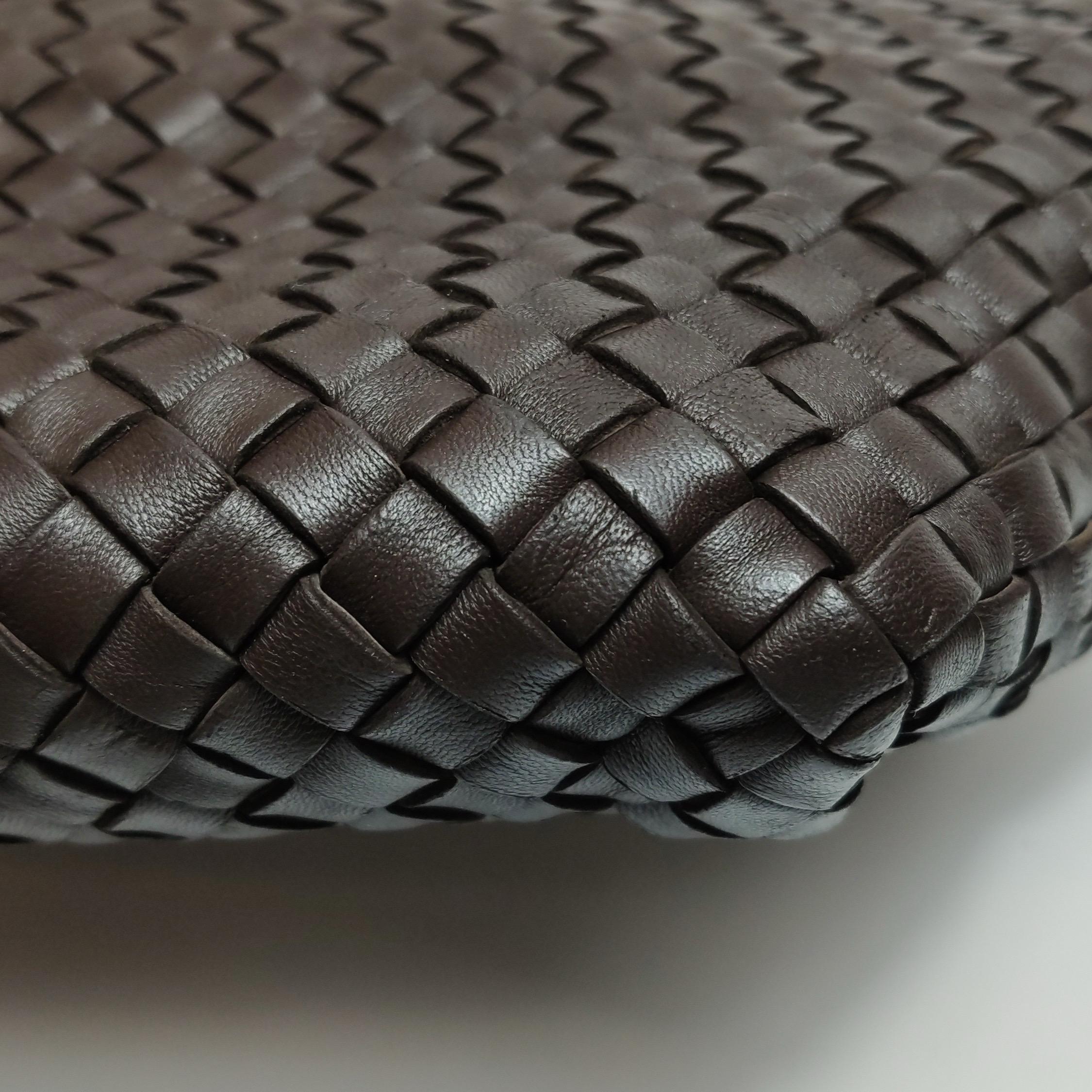 Bottega Veneta Cabat Small Dark Chocolate Brown Intreccio Leather Tote Bag in vendita 10