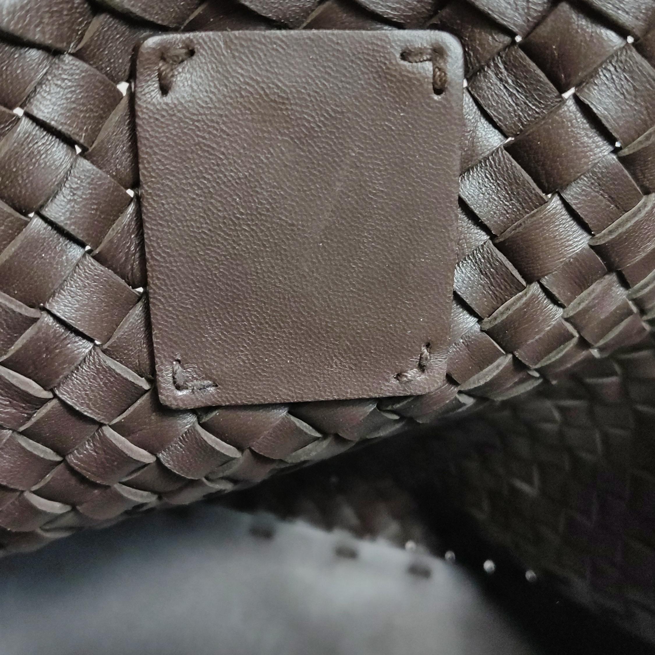 Bottega Veneta Cabat Small Dark Chocolate Brown Intreccio Leather Tote Bag in vendita 11