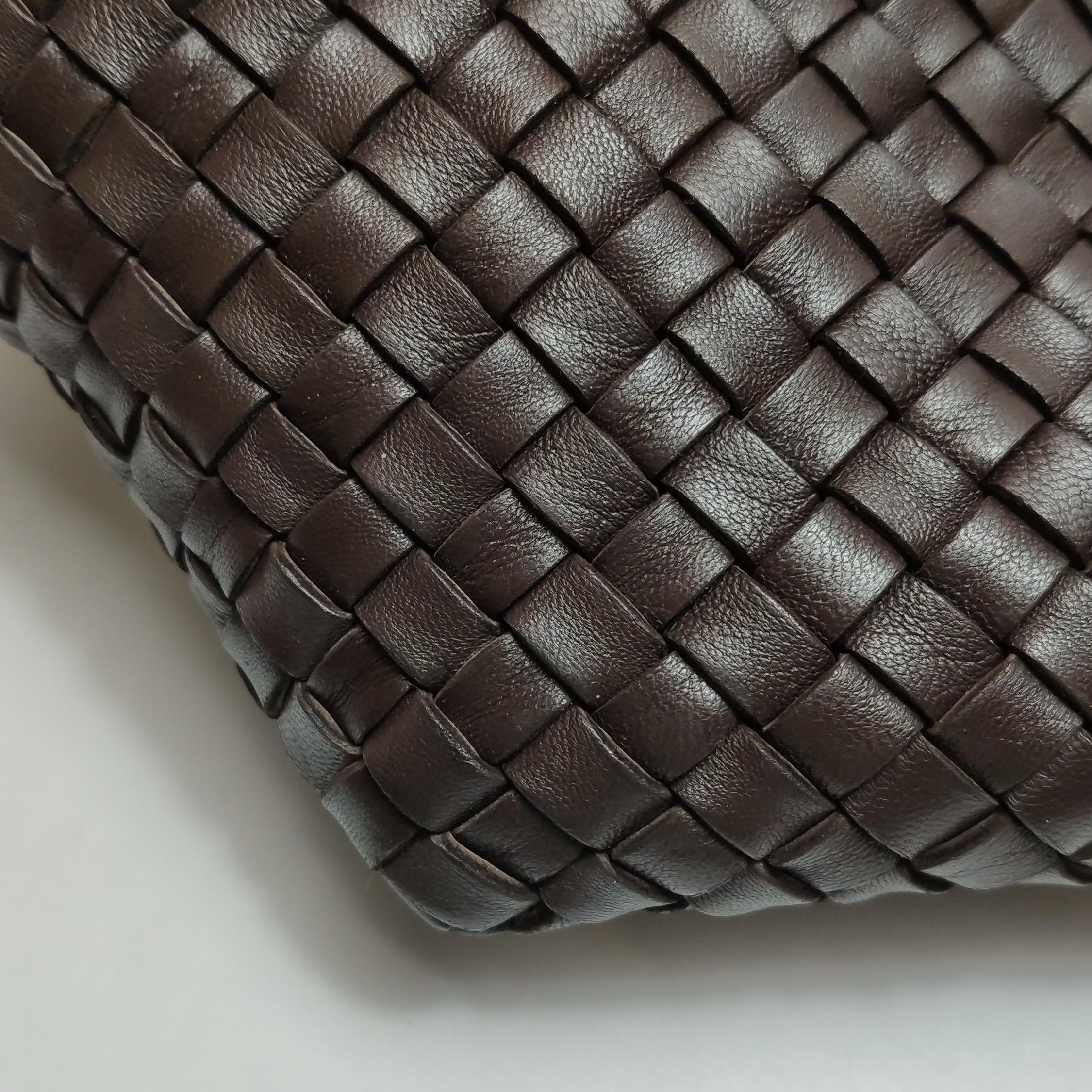 Bottega Veneta Cabat Small Dark Chocolate Brown Intreccio Leather Tote Bag in vendita 12