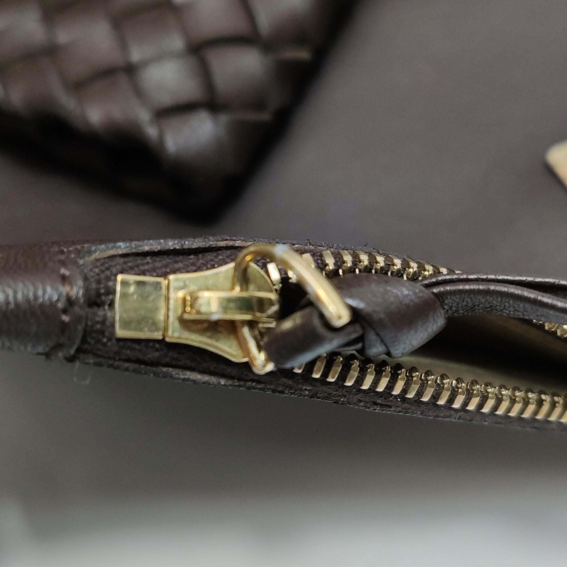 Bottega Veneta Cabat Small Dark Chocolate Brown Intreccio Leather Tote Bag in vendita 13
