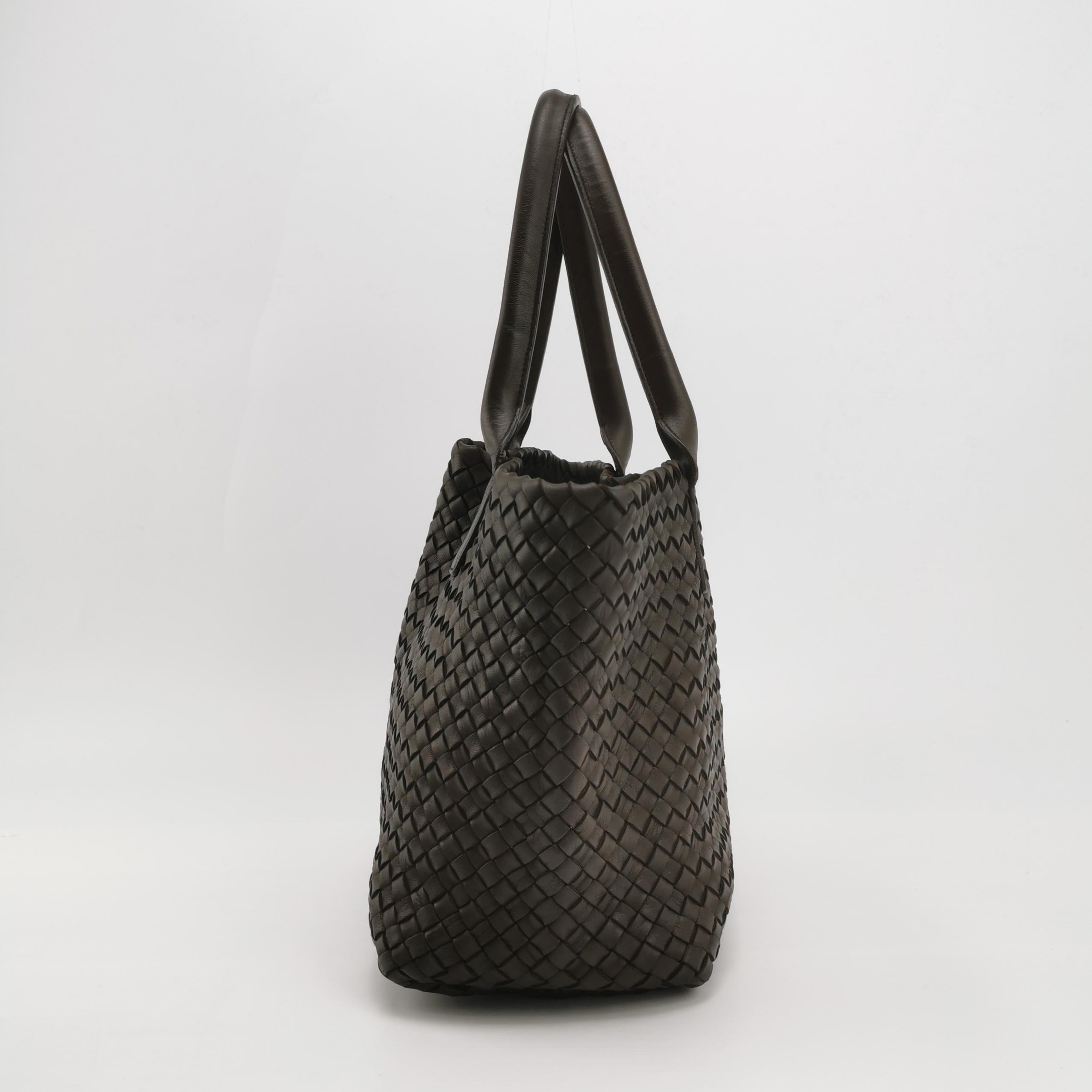 Bottega Veneta Cabat Small Dark Chocolate Brown Intreccio Leather Tote Bag in vendita 14