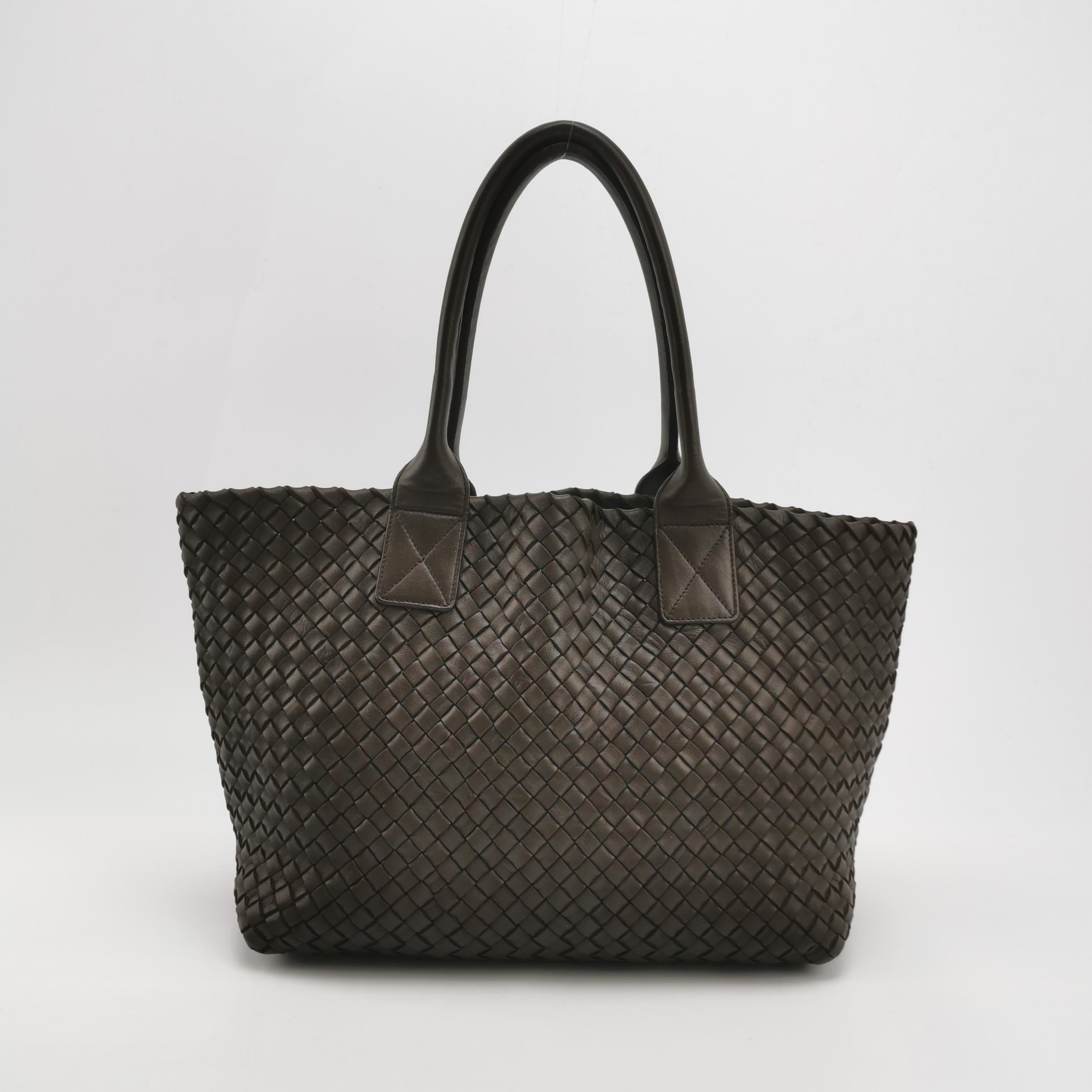 Bottega Veneta Cabat Small Dark Chocolate Brown Intreccio Leather Tote Bag in vendita 15