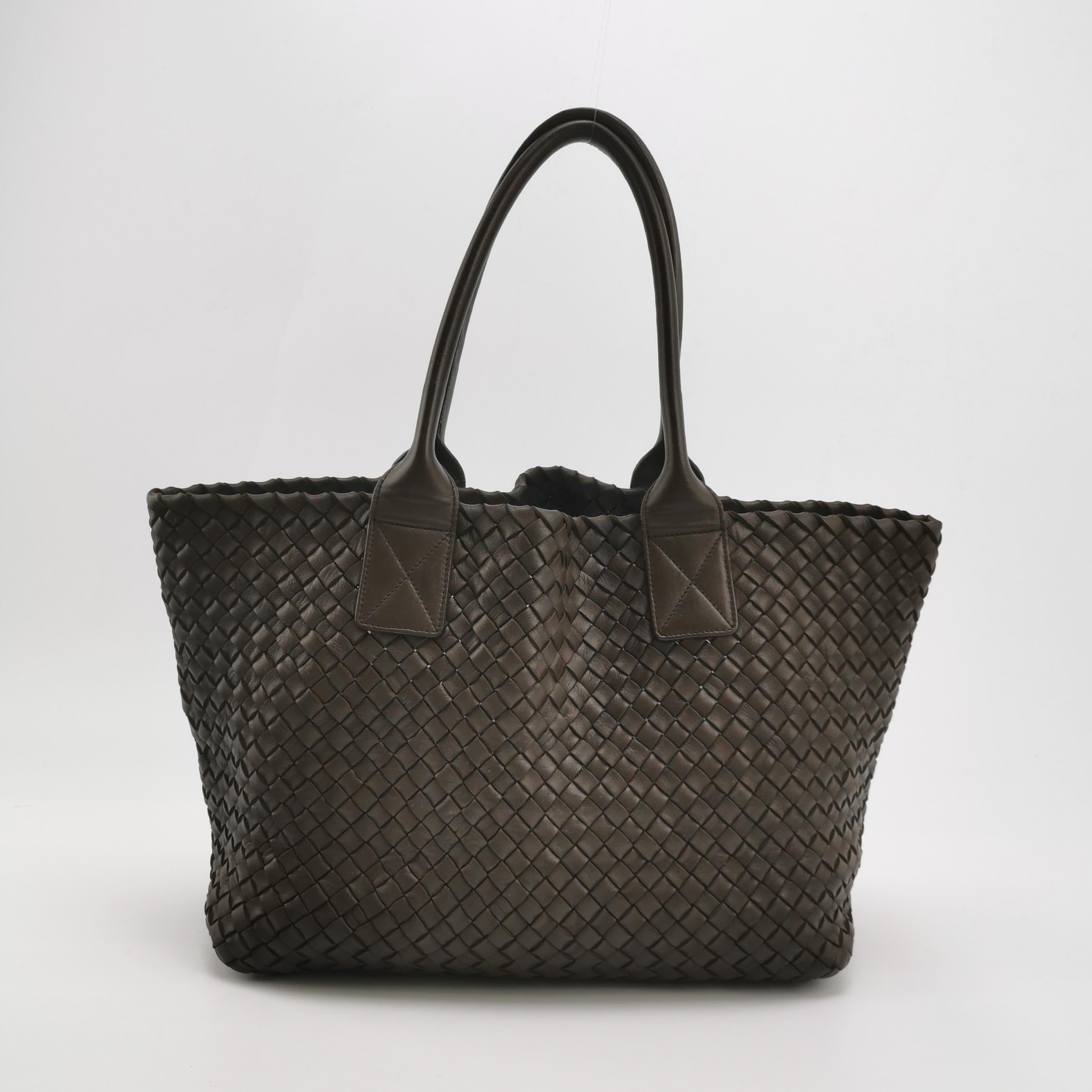 Nero Bottega Veneta Cabat Small Dark Chocolate Brown Intreccio Leather Tote Bag in vendita
