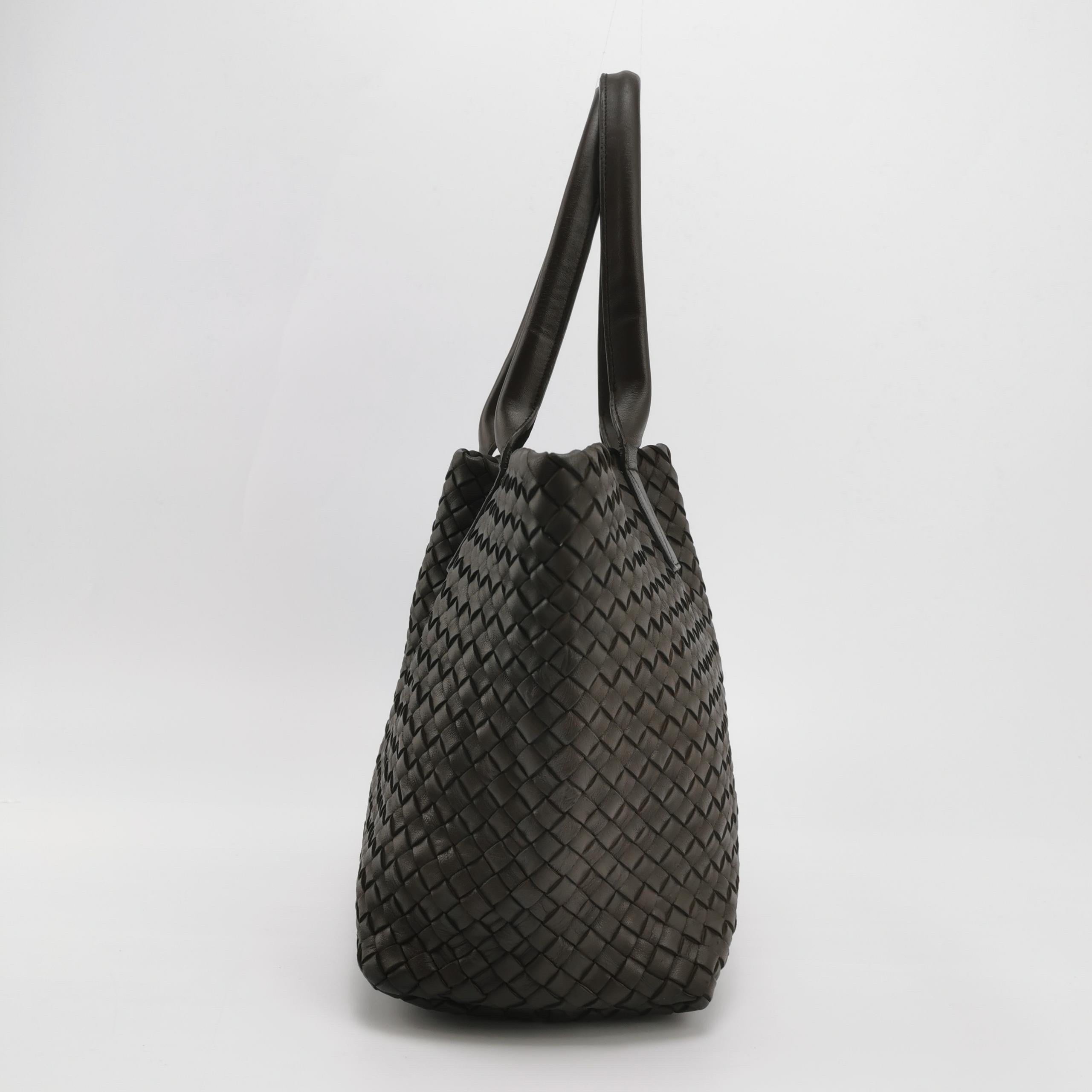 Bottega Veneta Cabat Small Dark Chocolate Brown Intreccio Leather Tote Bag In condizioni buone in vendita a AUBERVILLIERS, FR