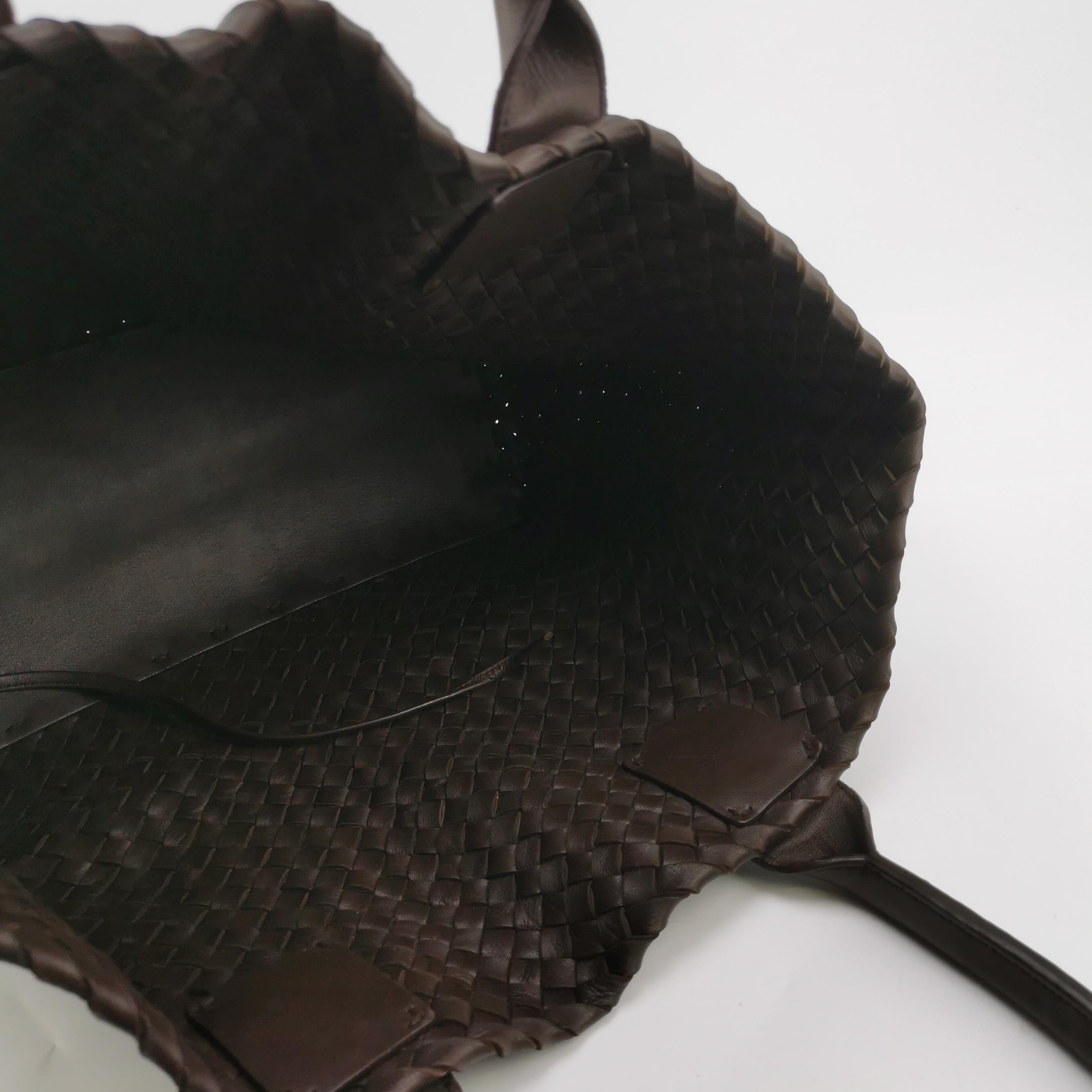 Bottega Veneta Cabat Small Dark Chocolate Brown Intreccio Leather Tote Bag in vendita 1