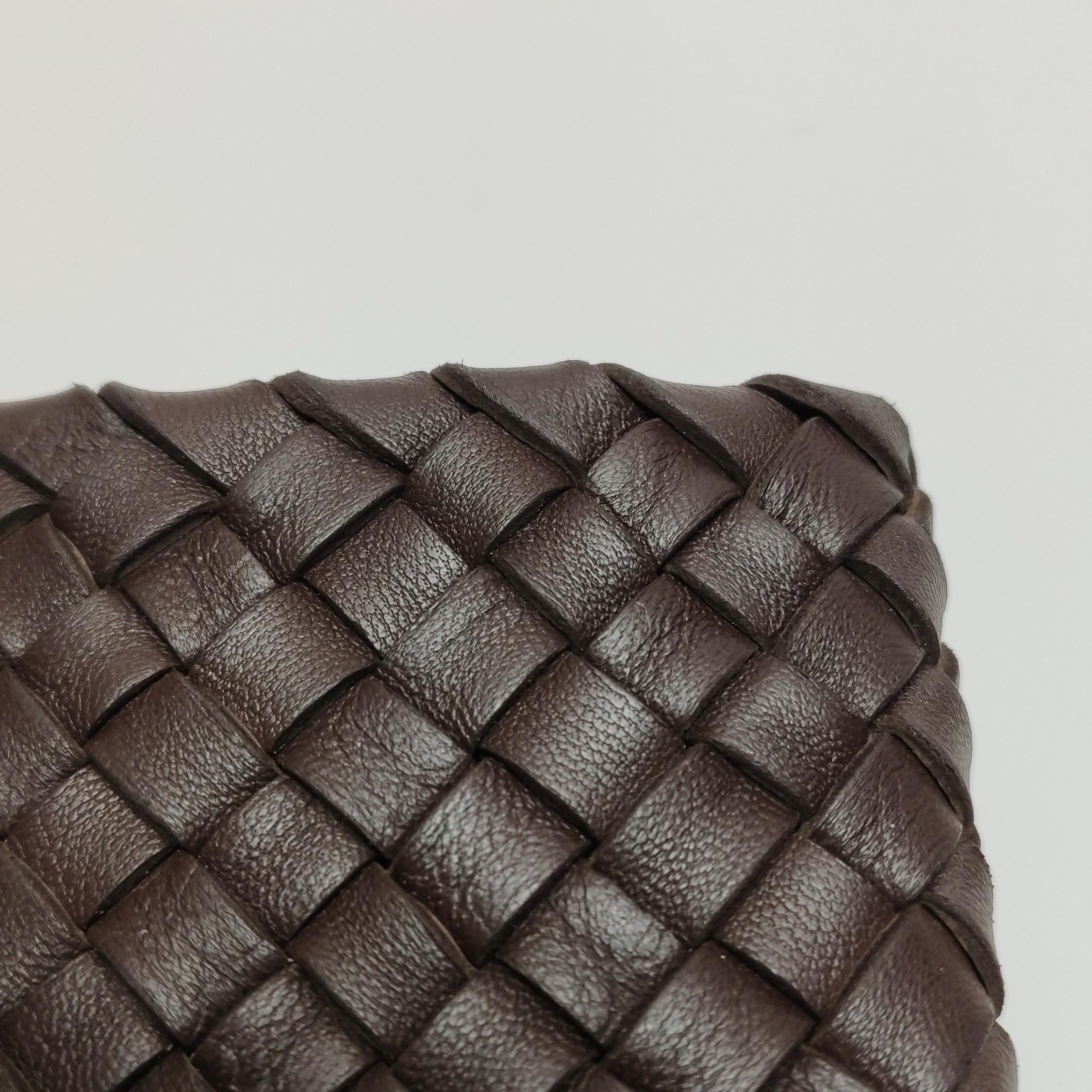 Bottega Veneta Cabat Small Dark Chocolate Brown Intreccio Leather Tote Bag in vendita 3