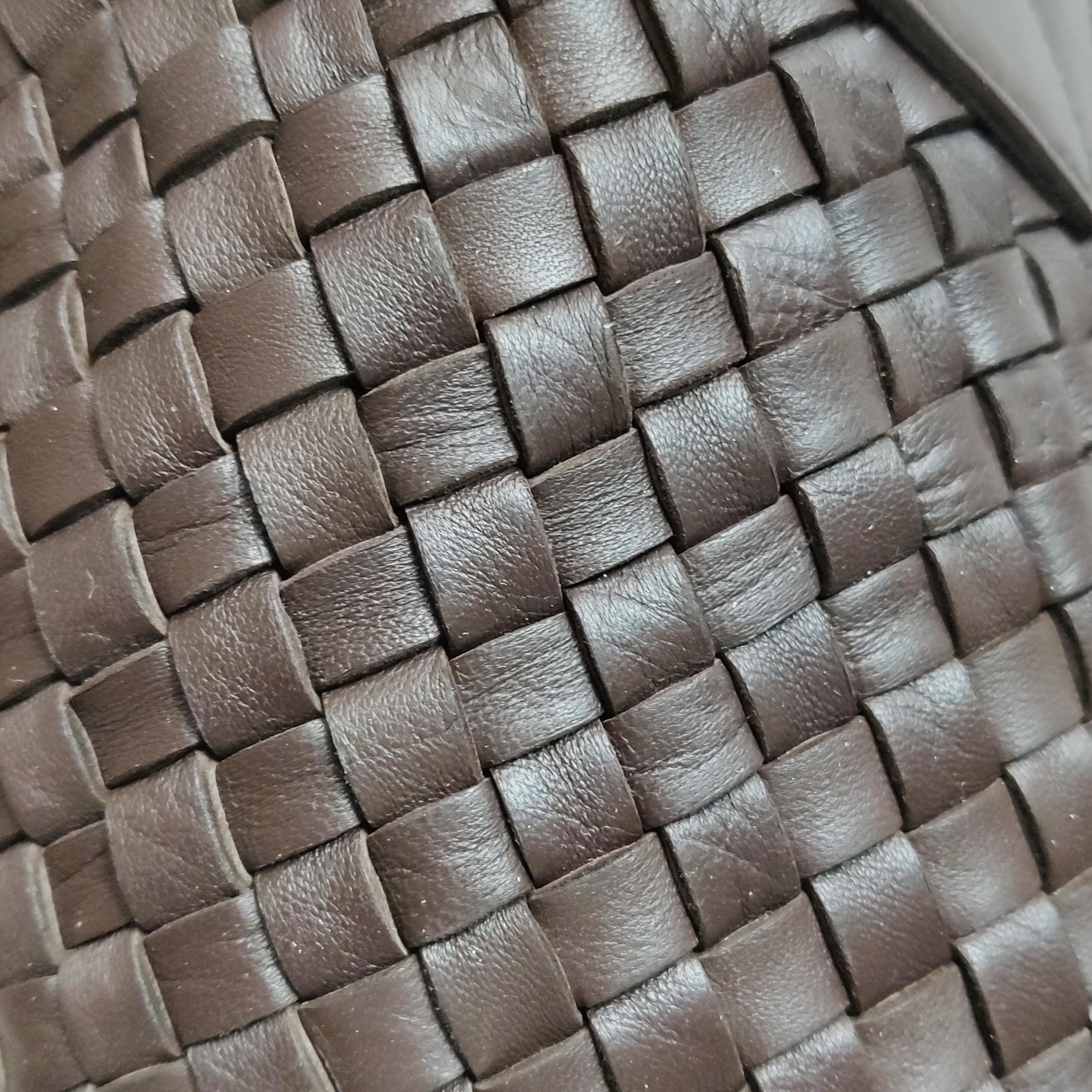 Bottega Veneta Cabat Small Dark Chocolate Brown Intreccio Leather Tote Bag in vendita 4