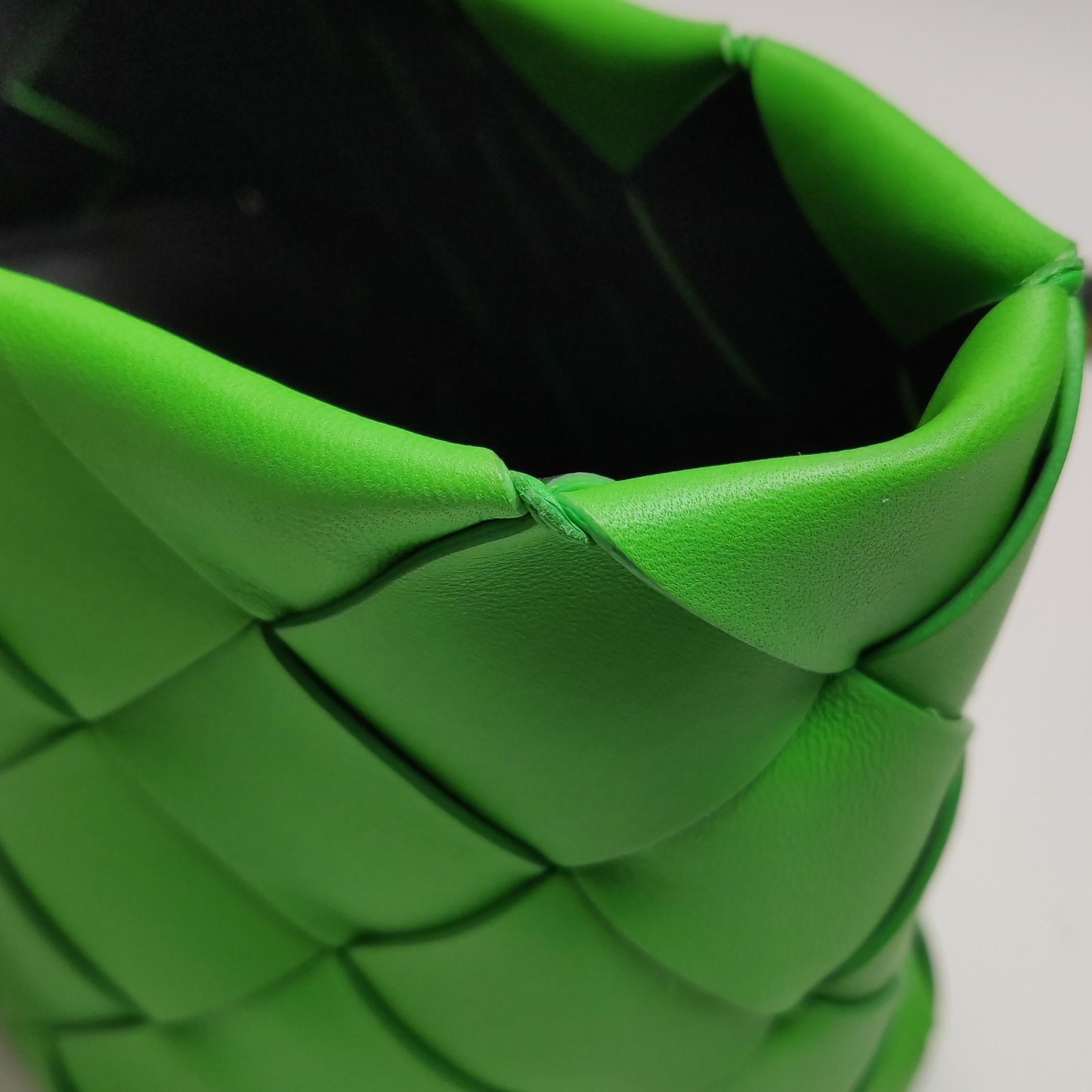 Bottega Veneta Cabat Small Green Intrecciato Leather Tote Bag en vente 7