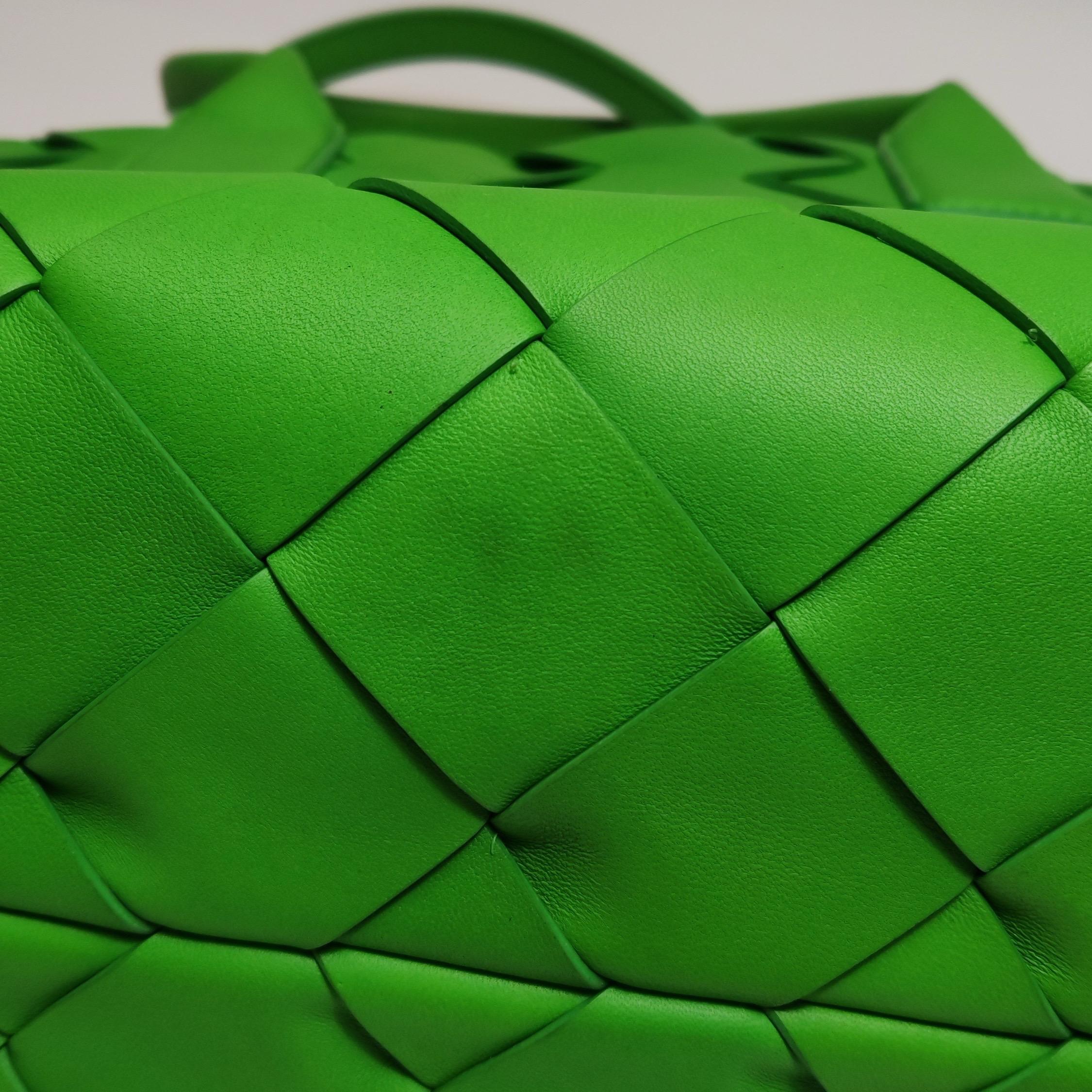 Bottega Veneta Cabat Small Green Intrecciato Leather Tote Bag en vente 9