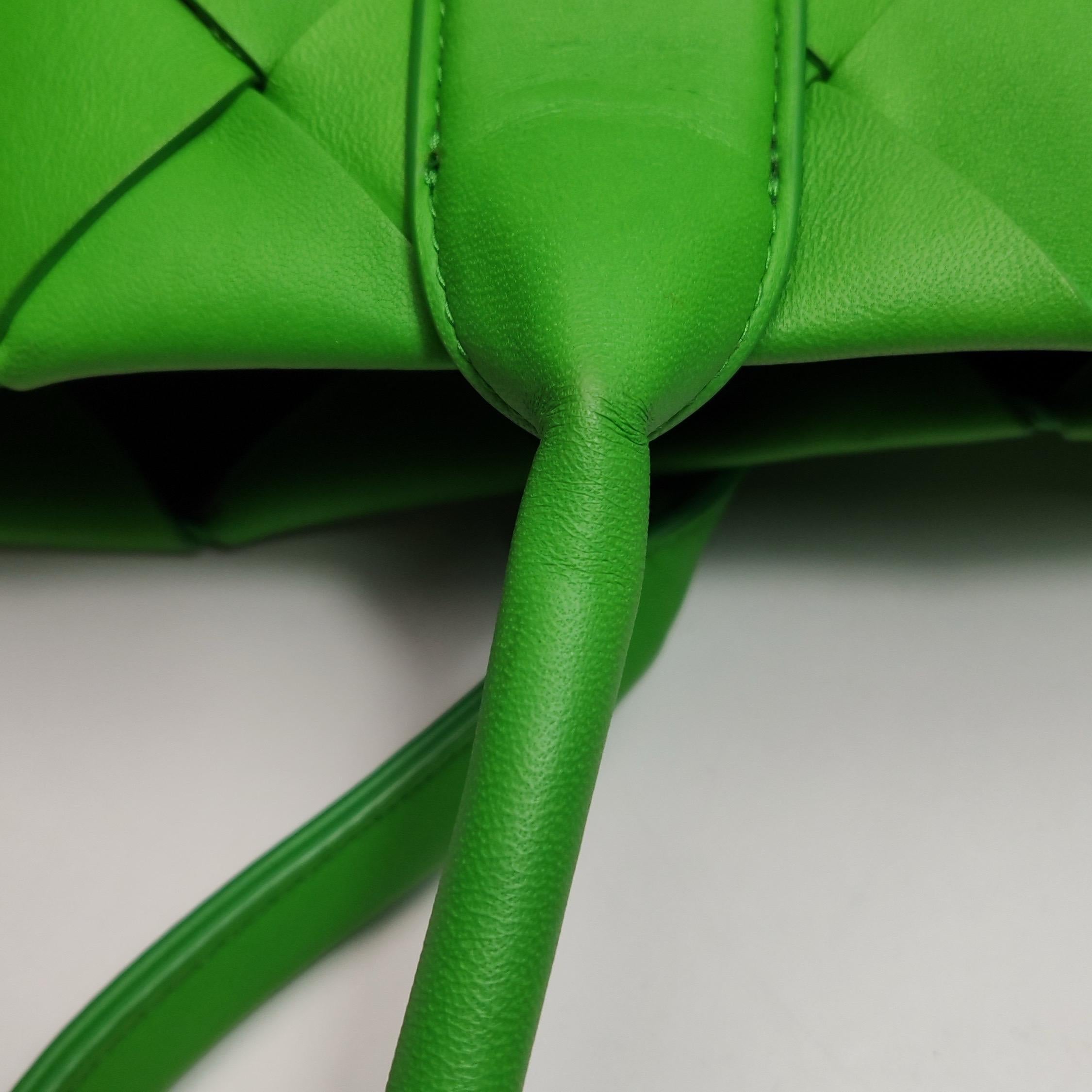 Bottega Veneta Cabat Small Green Intrecciato Leather Tote Bag en vente 13