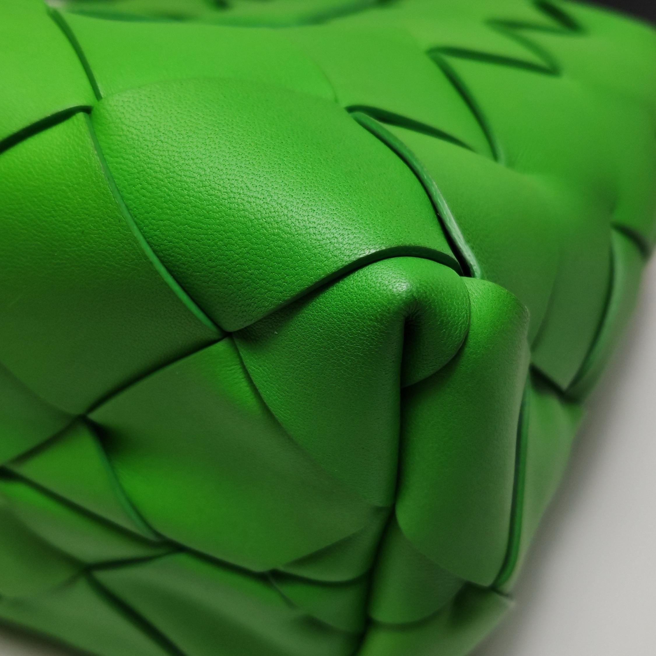 Bottega Veneta Cabat Small Green Intrecciato Leather Tote Bag en vente 14