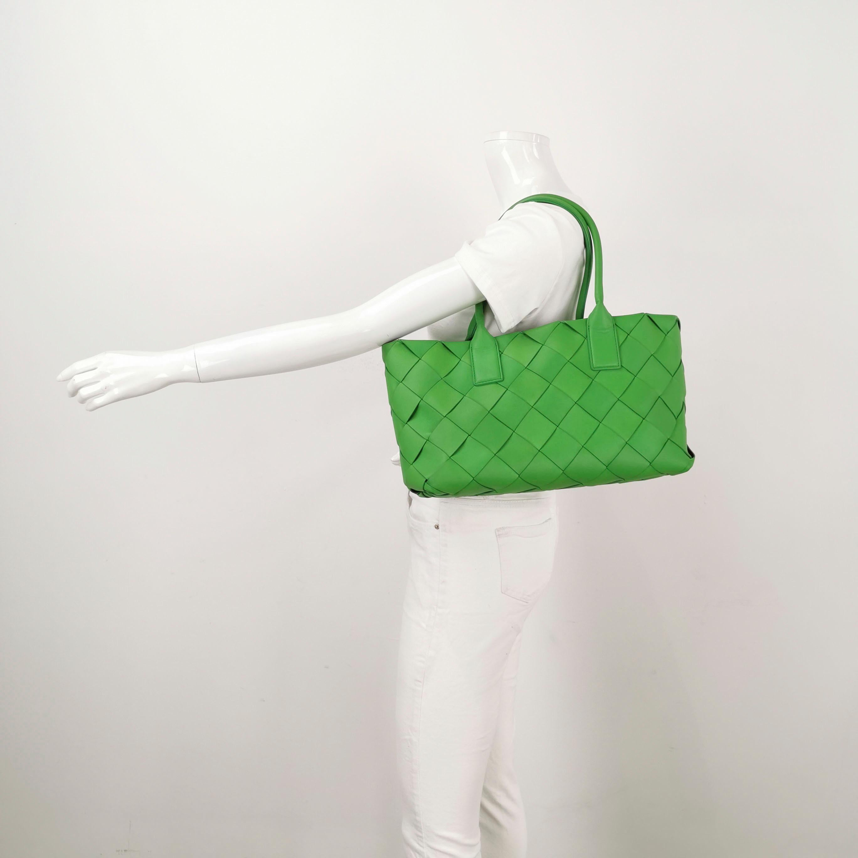 Bottega Veneta Cabat Small Green Intrecciato Leather Tote Bag
Il s'agit de photos professionnelles du sac offert par Luxbags.
Découvrez le luxe sophistiqué du sac fourre-tout en cuir Bottega Veneta Cabat Intreccio. Vous serez séduit par l'élégance