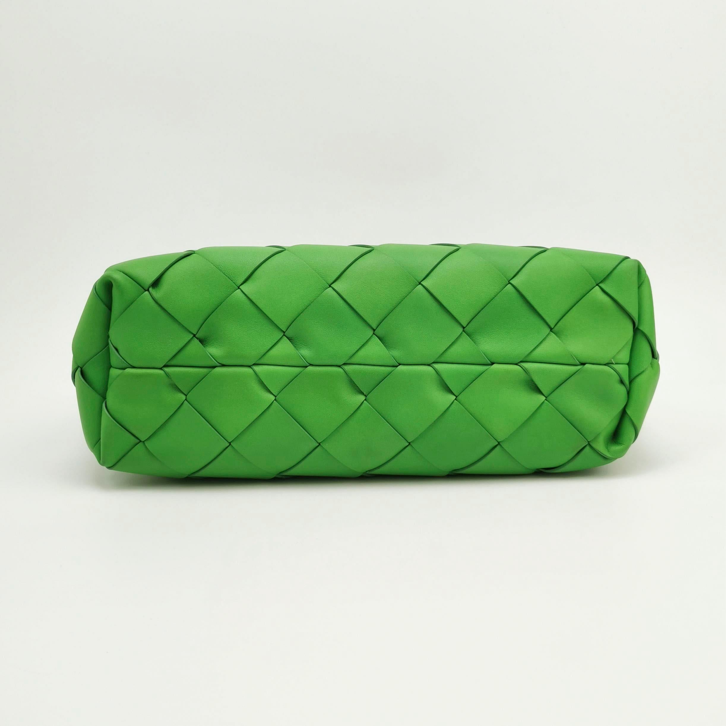 Bottega Veneta Cabat Small Green Intrecciato Leather Tote Bag Bon état - En vente à AUBERVILLIERS, FR