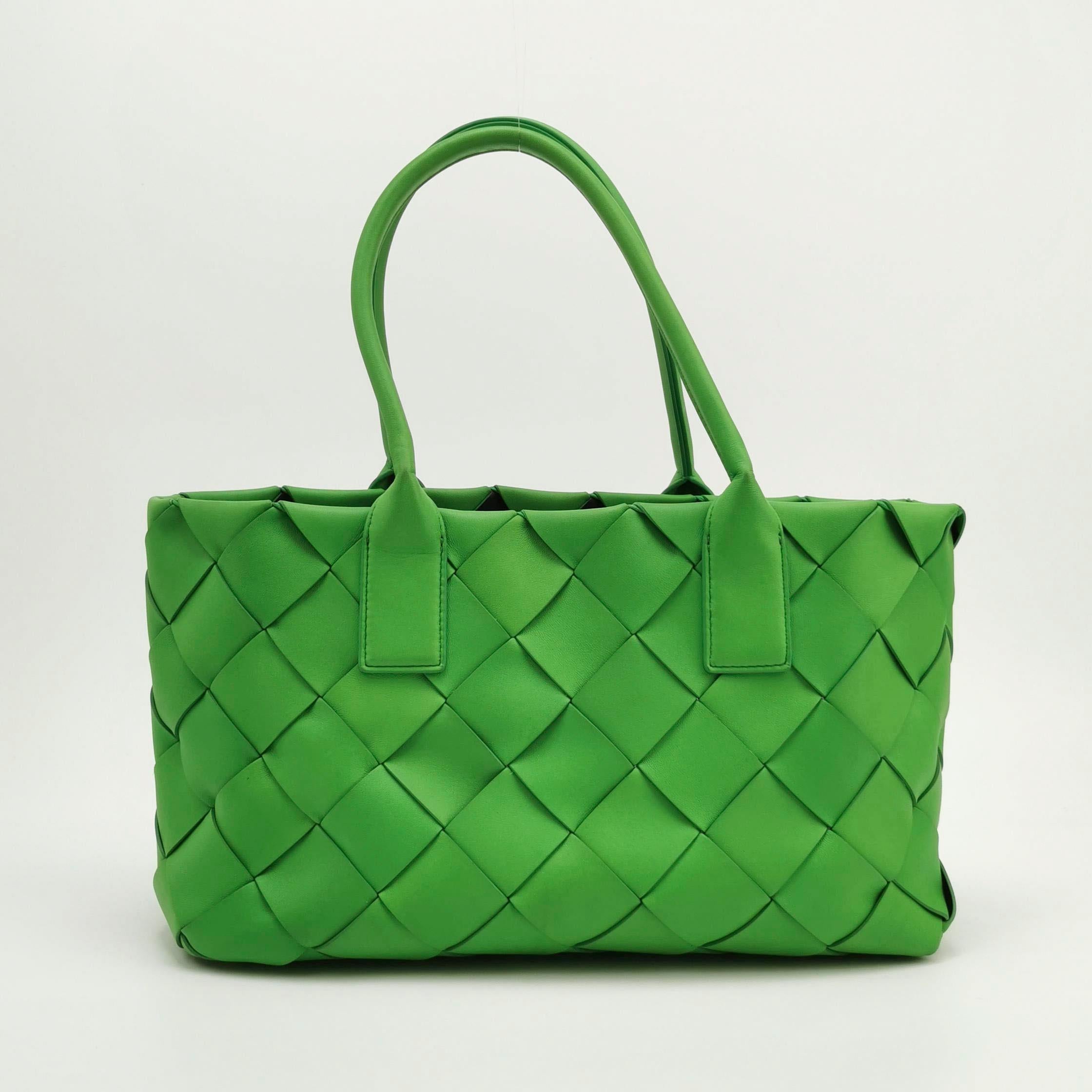 Bottega Veneta Cabat Small Green Intrecciato Leather Tote Bag Pour femmes en vente