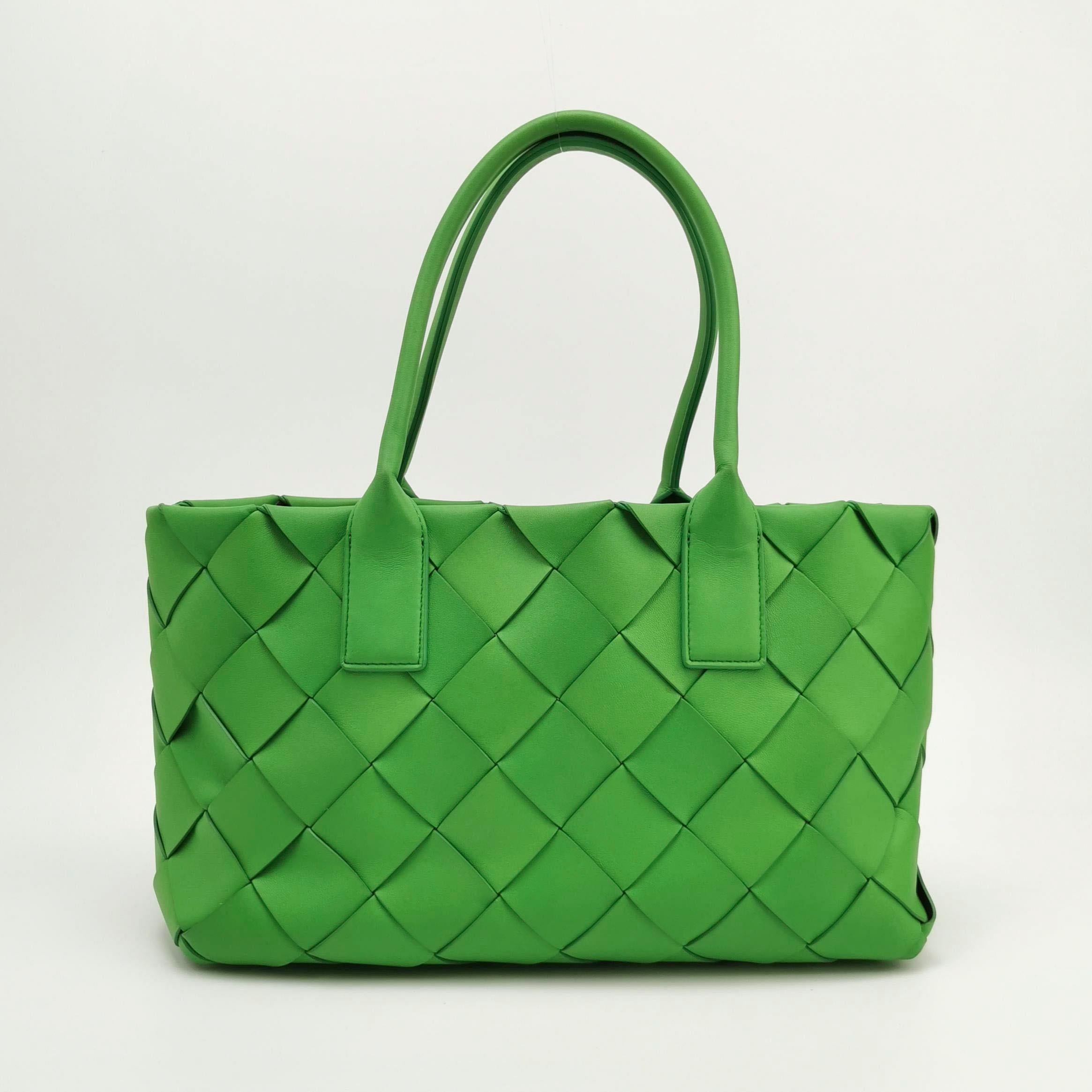 Bottega Veneta Cabat Small Green Intrecciato Leather Tote Bag en vente 3