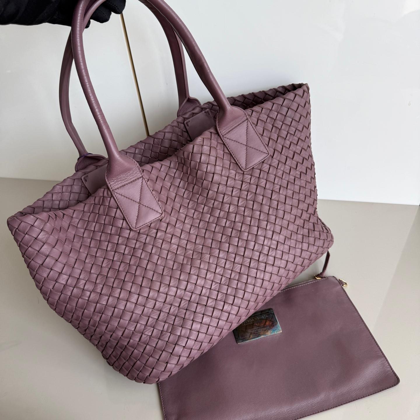 Discover the sophisticated luxury of the Bottega Veneta Cabat Intreccio Leather Tote Bag. Revel in its stylish cult design, handcrafted in a luxurious calfskin leather with the signature intreccio weave. 



CONDITION: NEVER WORN 

DETAILS

Bottega