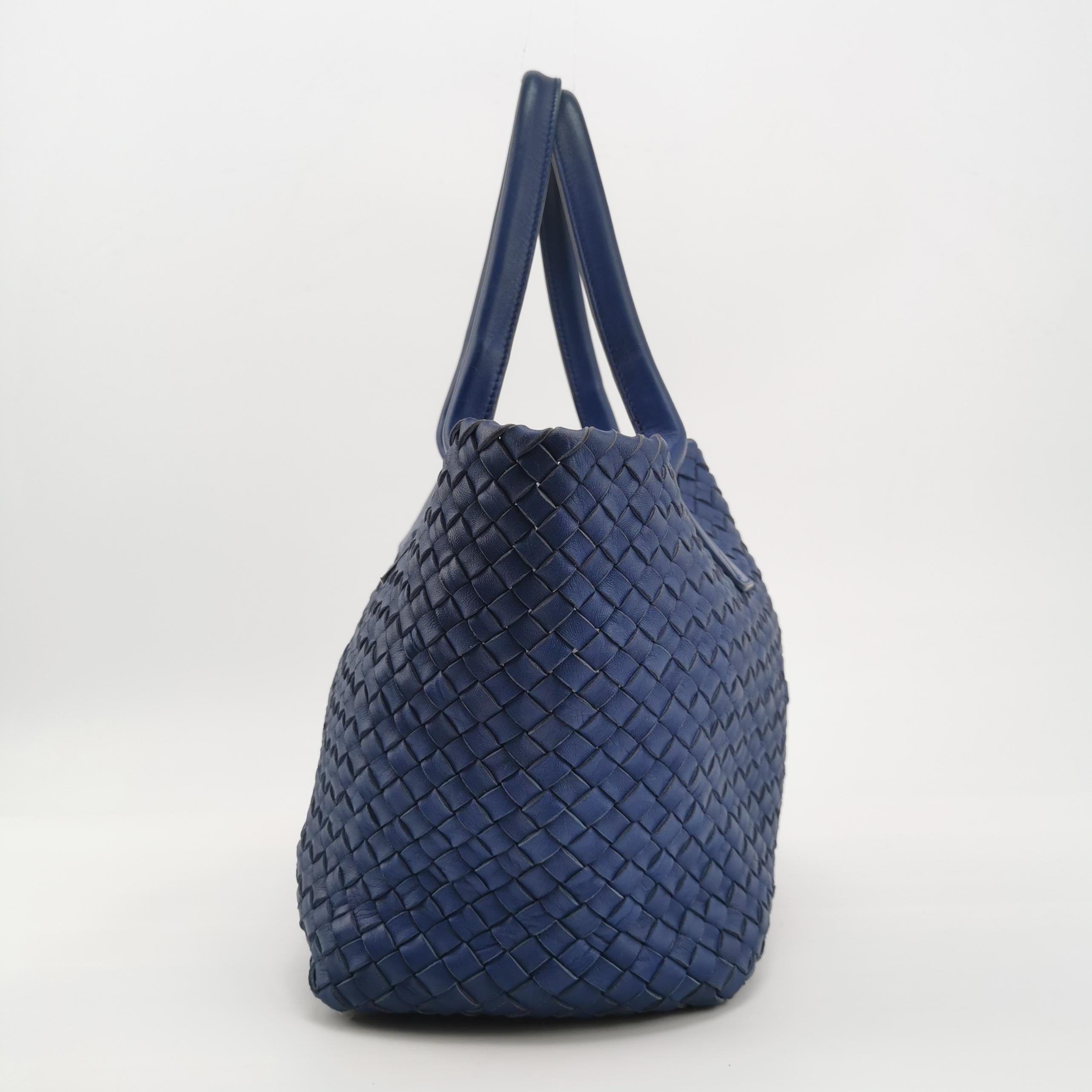 Bottega Veneta Cabat Small Intreccio Leather Tote Bag Navy Blue In Good Condition For Sale In AUBERVILLIERS, FR