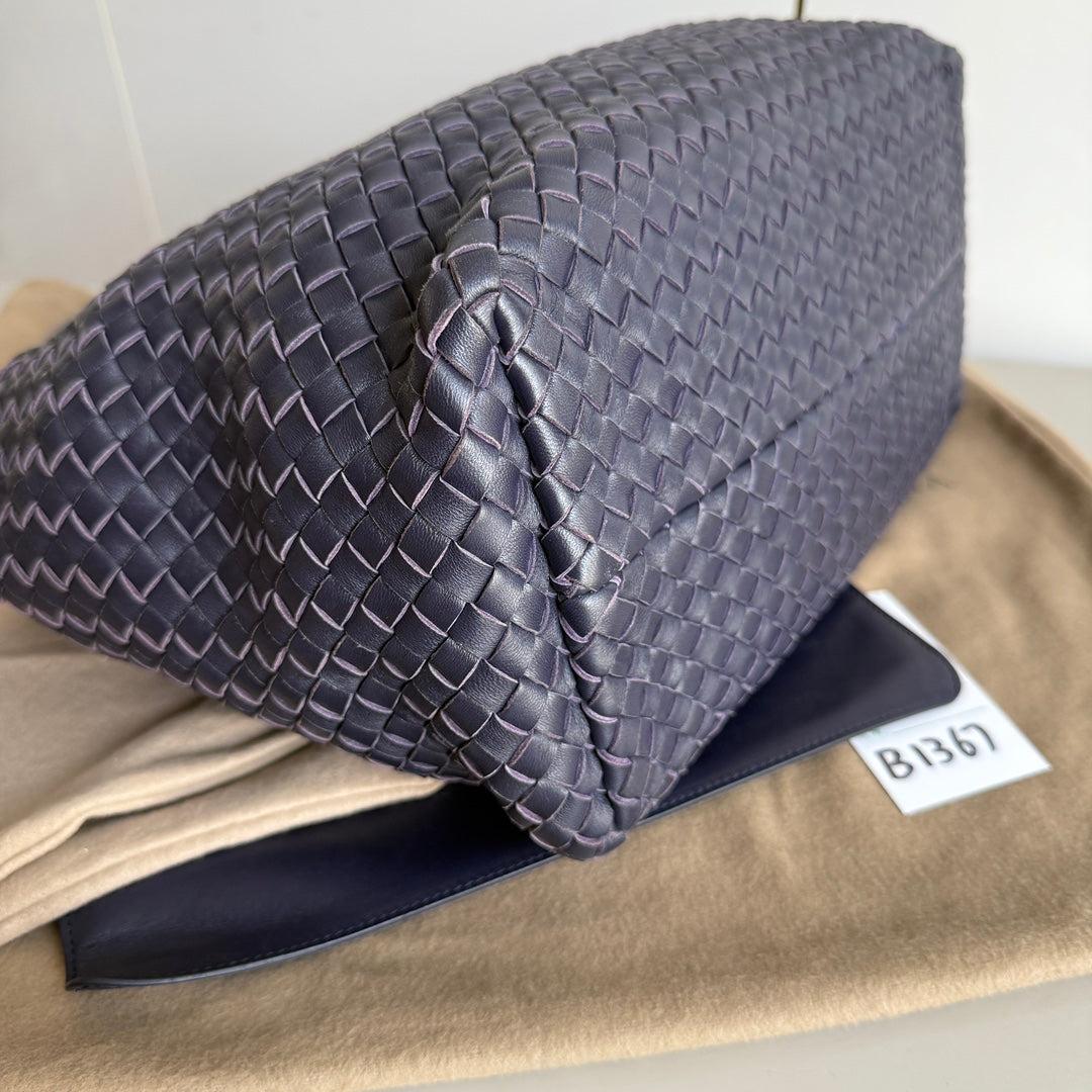 Bottega Veneta Cabat Small Intreccio Leather Tote Bag Navy In Excellent Condition In AUBERVILLIERS, FR