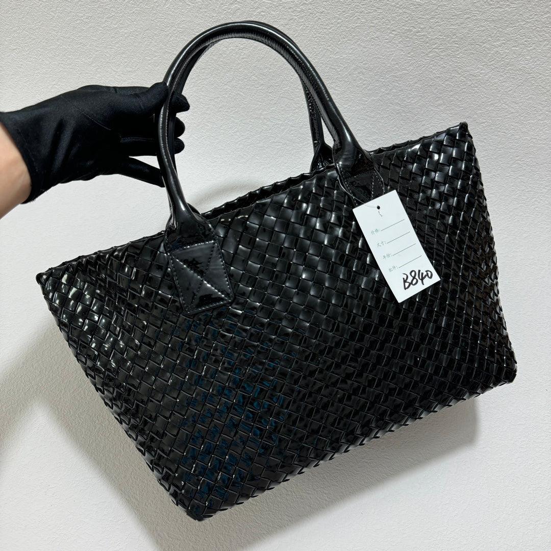 Bottega Veneta Cabat Small Intreccio Patent Leather Tote Bag Black

  Discover the sophisticated luxury of the Bottega Veneta Cabat Intreccio Leather Tote Bag. Revel in its stylish cult design, handcrafted in a luxurious calfskin leather with the
