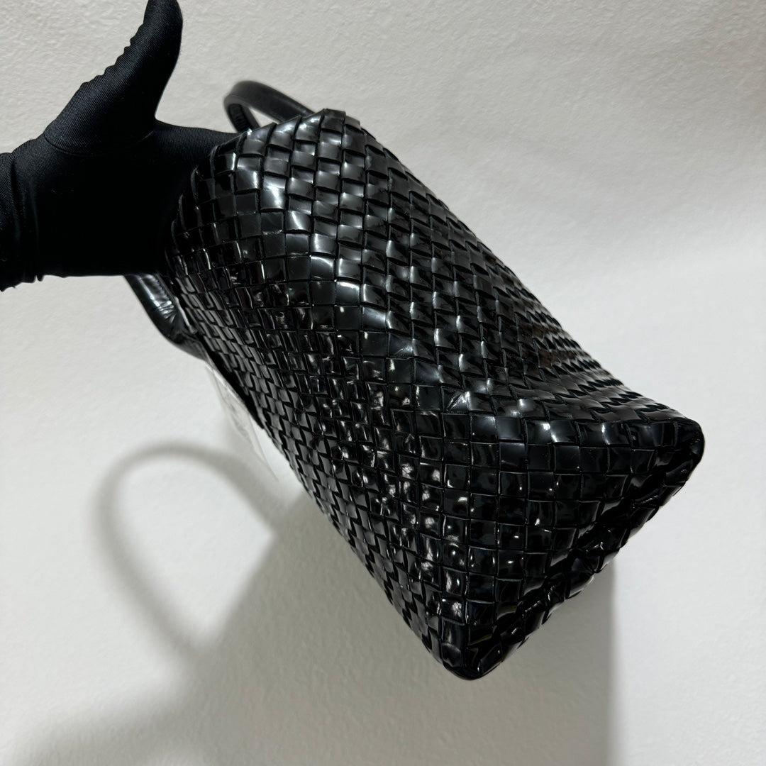 Bottega Veneta Cabat Small Intreccio Patent Leather Tote Bag Black In Excellent Condition In AUBERVILLIERS, FR