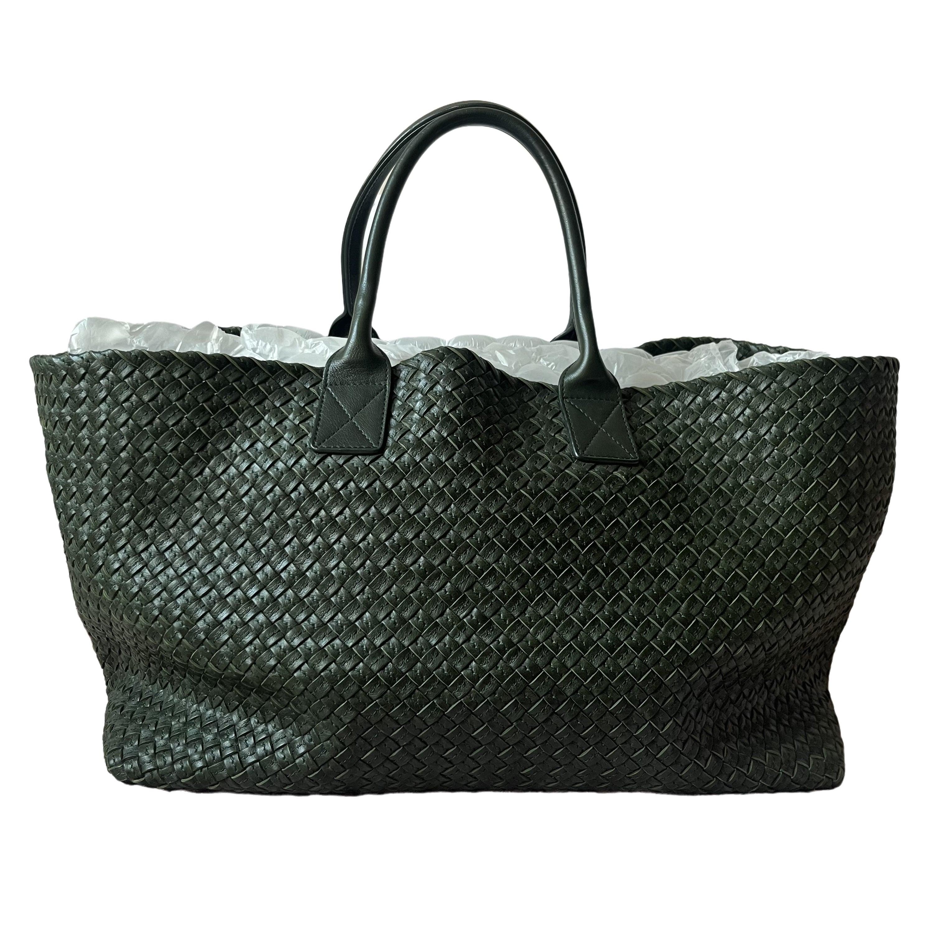 Bottega Veneta Cabat Tote Dark Green Intreccio Leather 45cm
 These are professional photos of the actual bag .
 Discover the sophisticated luxury of the Bottega Veneta Cabat Intreccio Leather Tote Bag. Revel in its stylish cult design, handcrafted