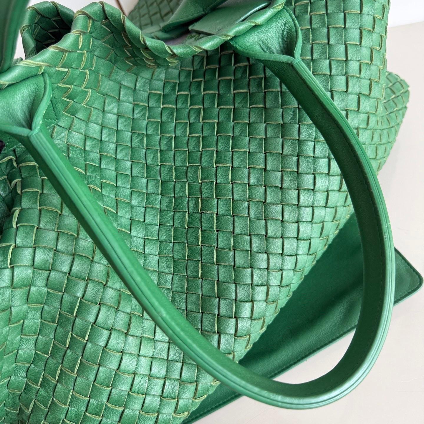 Bottega Veneta Cabat Tote Green Intreccio Leather 45cm For Sale 6