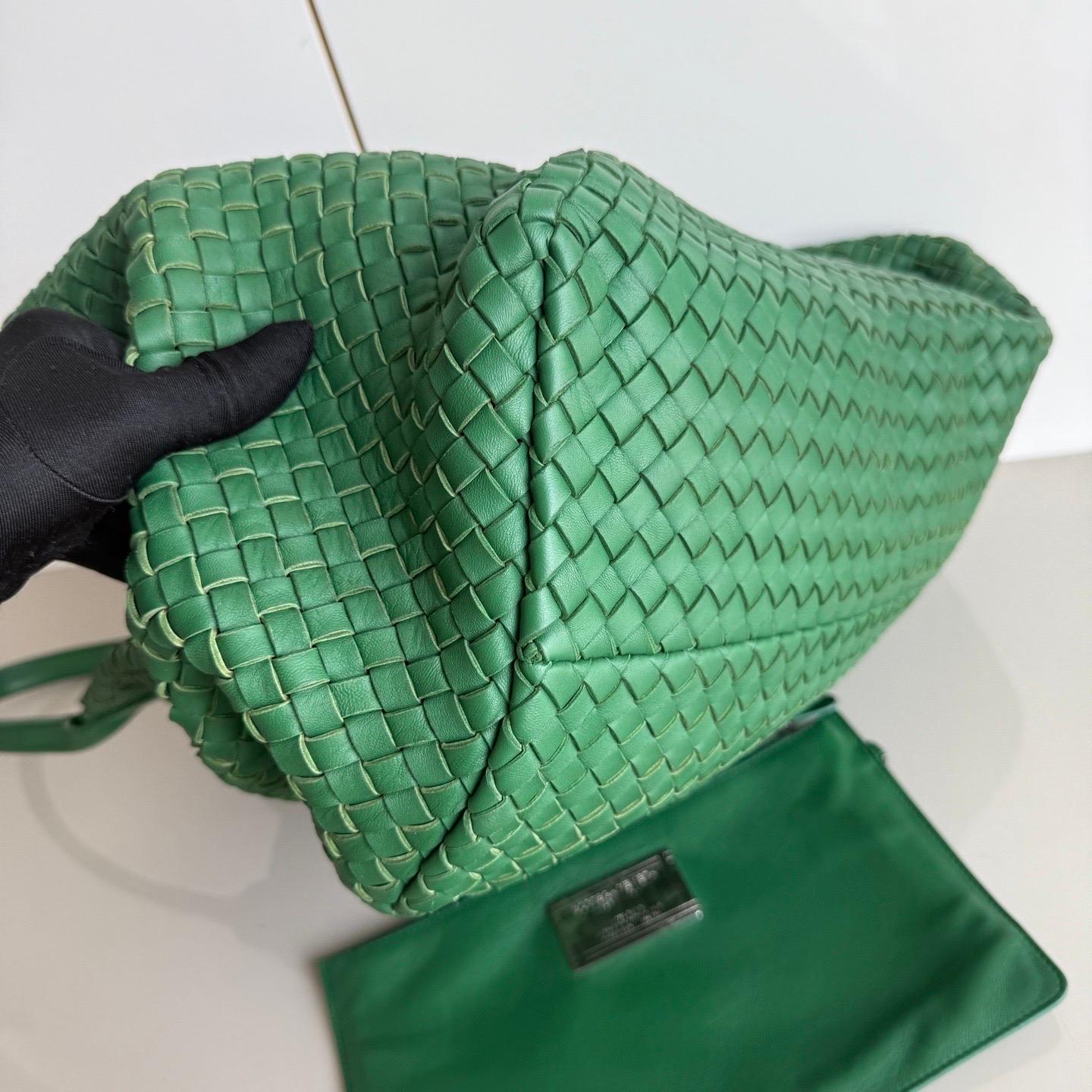Discover the sophisticated luxury of the Bottega Veneta Cabat Intreccio Leather Tote Bag. Revel in its stylish cult design, handcrafted in a luxurious calfskin leather with the signature intreccio weave. 

Take each Bottega Veneta artisan 2 entires