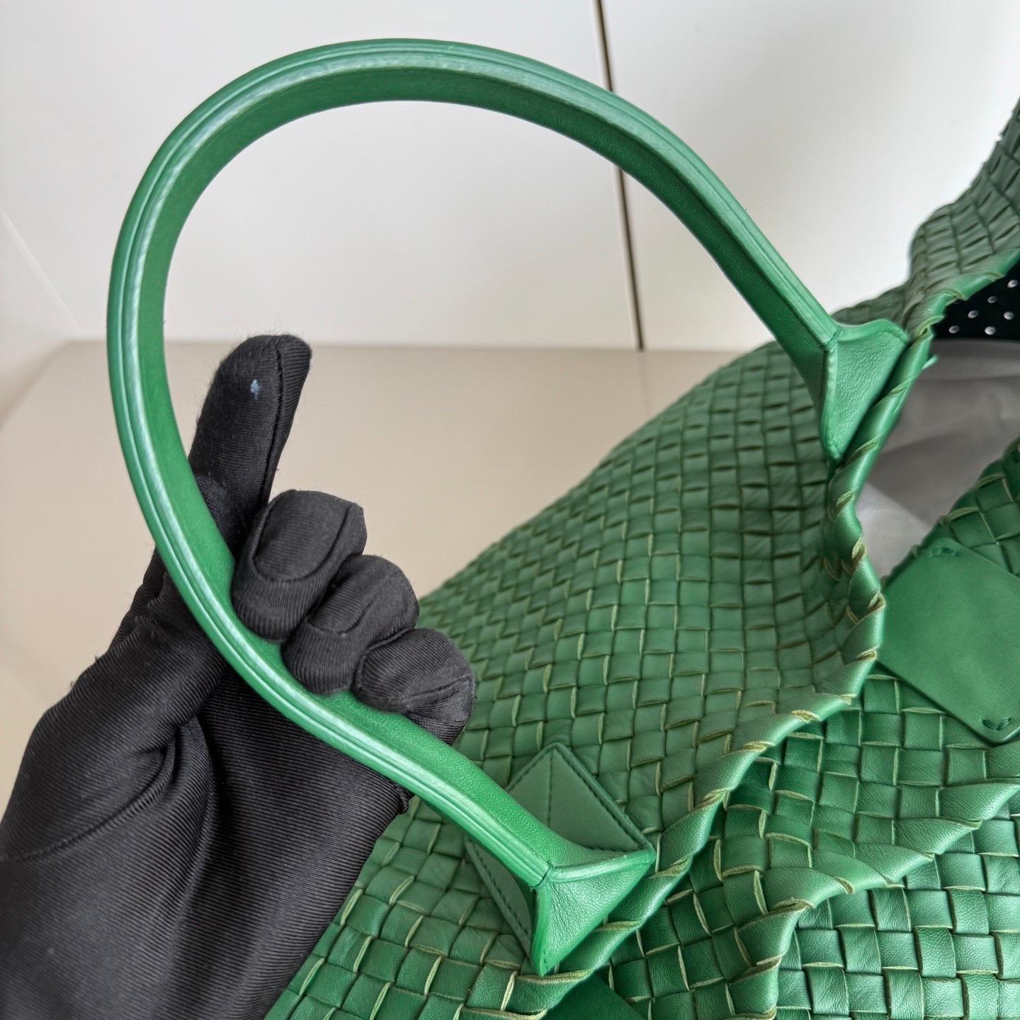 Bottega Veneta Cabat Tote Green Intreccio Leather 45cm In Excellent Condition For Sale In AUBERVILLIERS, FR