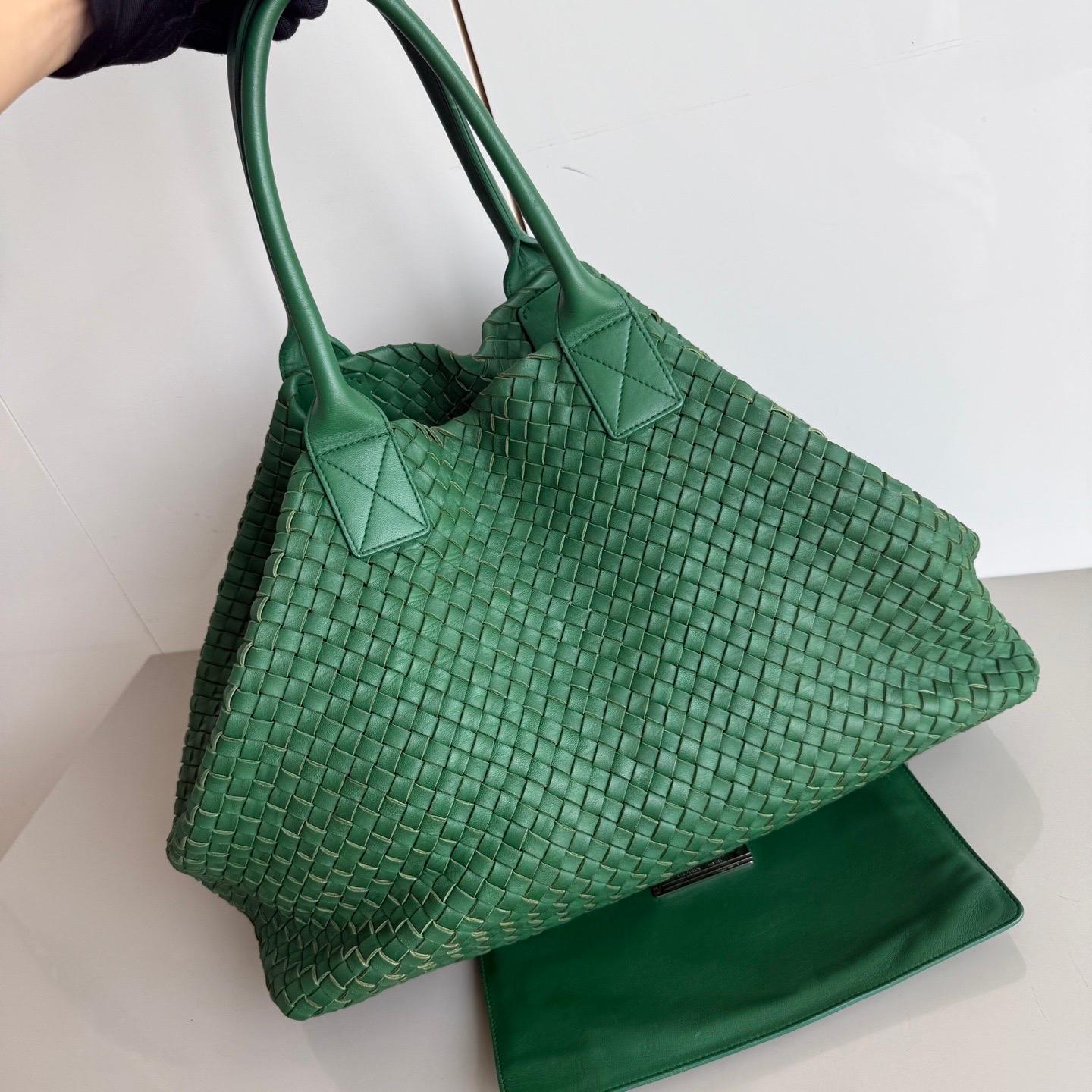 Women's Bottega Veneta Cabat Tote Green Intreccio Leather 45cm For Sale