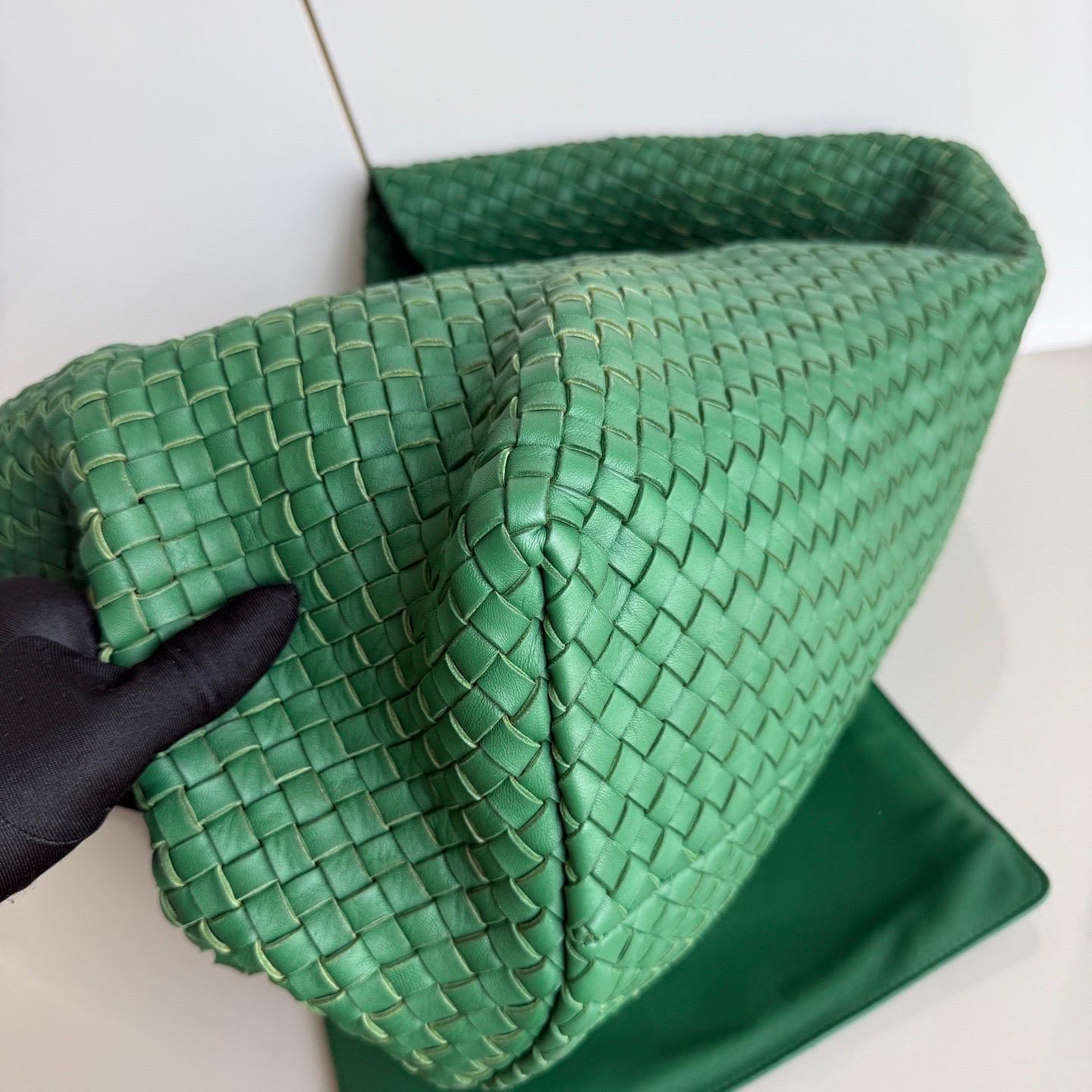 Bottega Veneta Cabat Tote Green Intreccio Leather 45cm For Sale 2