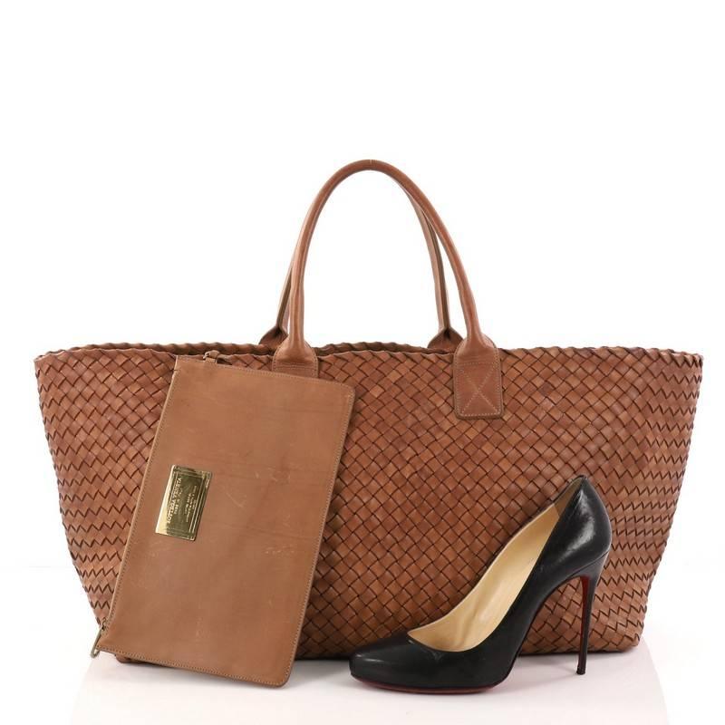 This authentic Bottega Veneta Cabat Tote Intrecciato Nappa Large is a statement piece you can surely take from day to night. Beautifully crafted in camel nappa leather in Bottega Veneta's signature intrecciato woven method, this oversized stylish