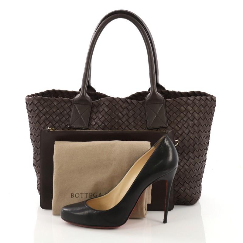 This Bottega Veneta Cabat Tote Intrecciato Nappa Small, crafted in brown intrecciato nappa leather, features dual rolled handles and gold-tone hardware. Its wide open top showcases a brown intrecciato nappa leather interior. **Note: Shoe