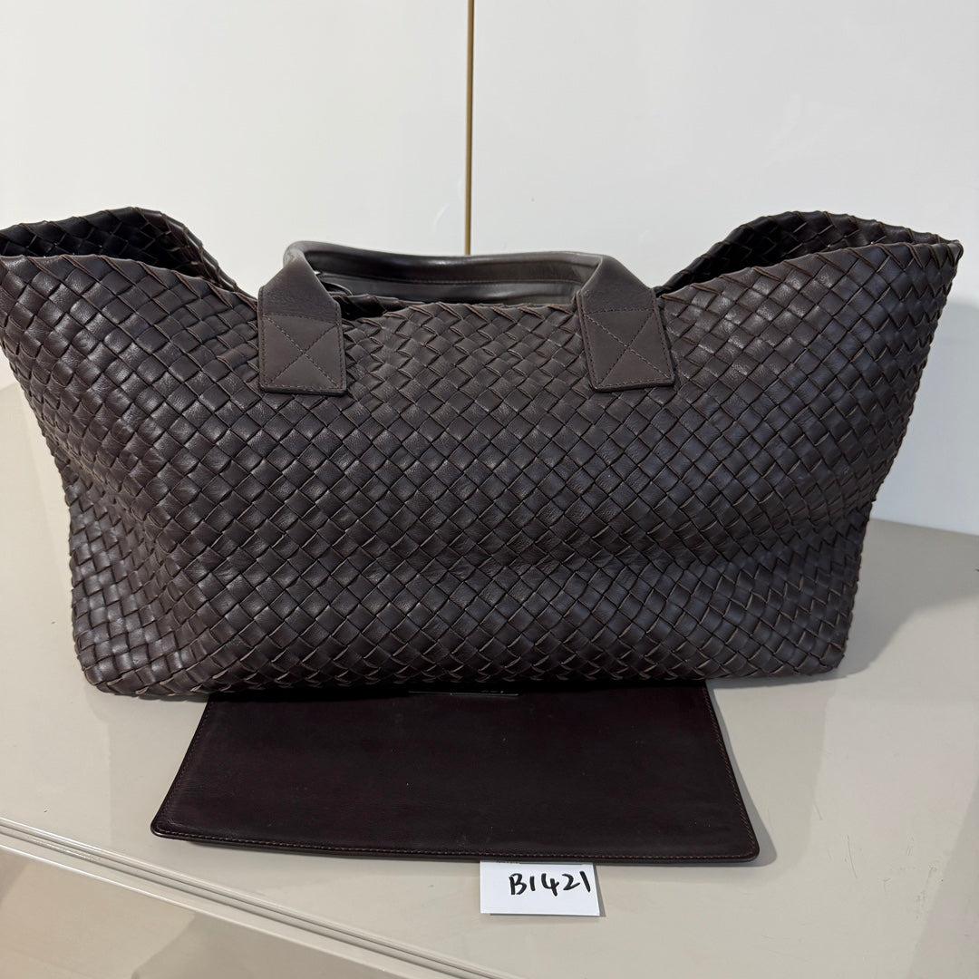 Bottega Veneta Cabat Tote Intreccio Leather Dark Chocolate Brown 40cm
 These are professional photos of the actual bag.
 Discover the sophisticated luxury of the Bottega Veneta Cabat Intreccio Leather Tote Bag. Revel in its stylish cult design,