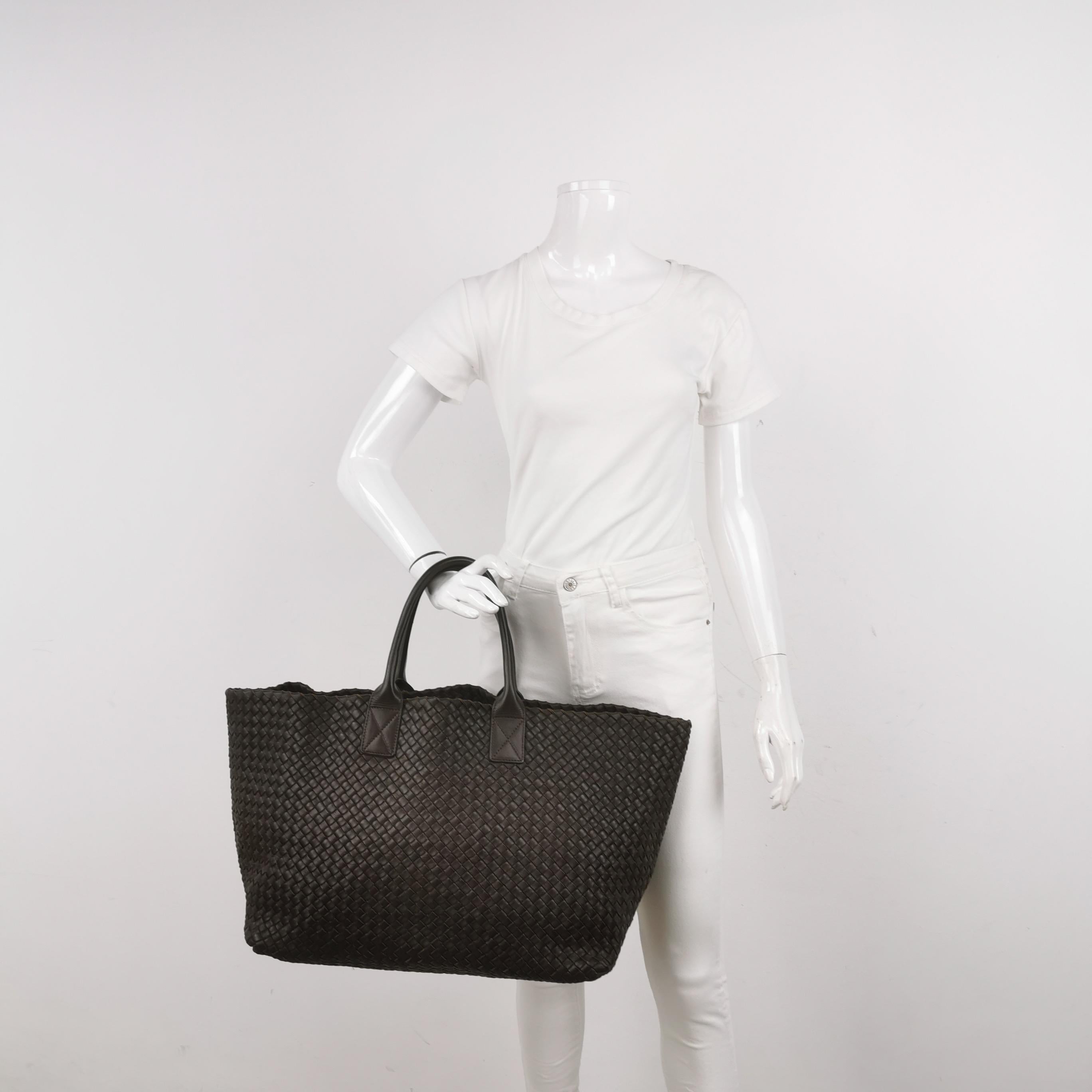 Bottega Veneta Cabat Tote Intreccio Leather Dark Chocolate Brown 45cm
Il s'agit de photos professionnelles du sac offert par Luxbags.
Découvrez le luxe sophistiqué du sac fourre-tout en cuir Bottega Veneta Cabat Intreccio. Vous serez séduit par