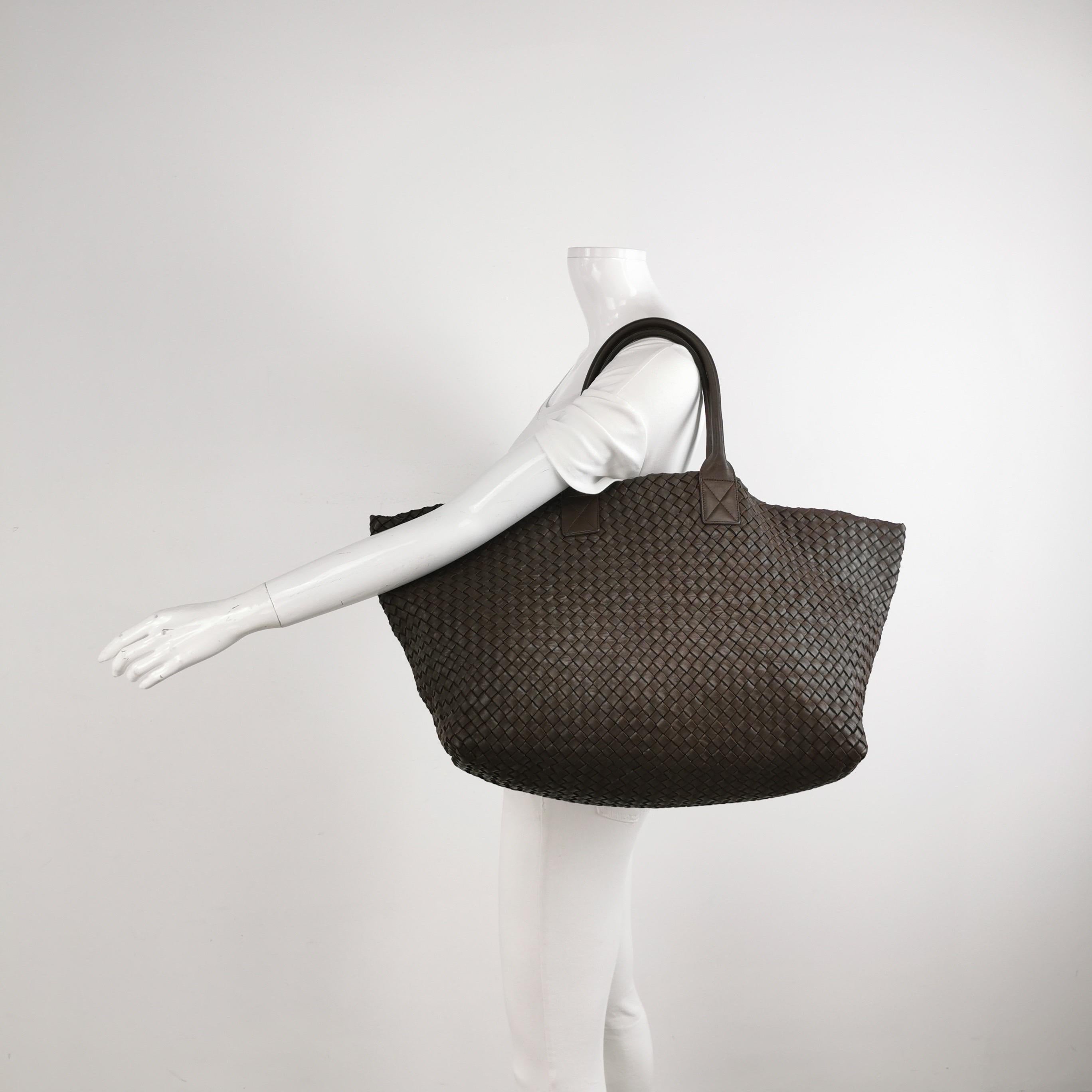 Discover the sophisticated luxury of the Bottega Veneta Cabat Intreccio Leather Tote Bag. Revel in its stylish cult design, handcrafted in a luxurious calfskin leather with the signature intreccio weave. 

CONDITION: VERY GOOD

This preowned BV
