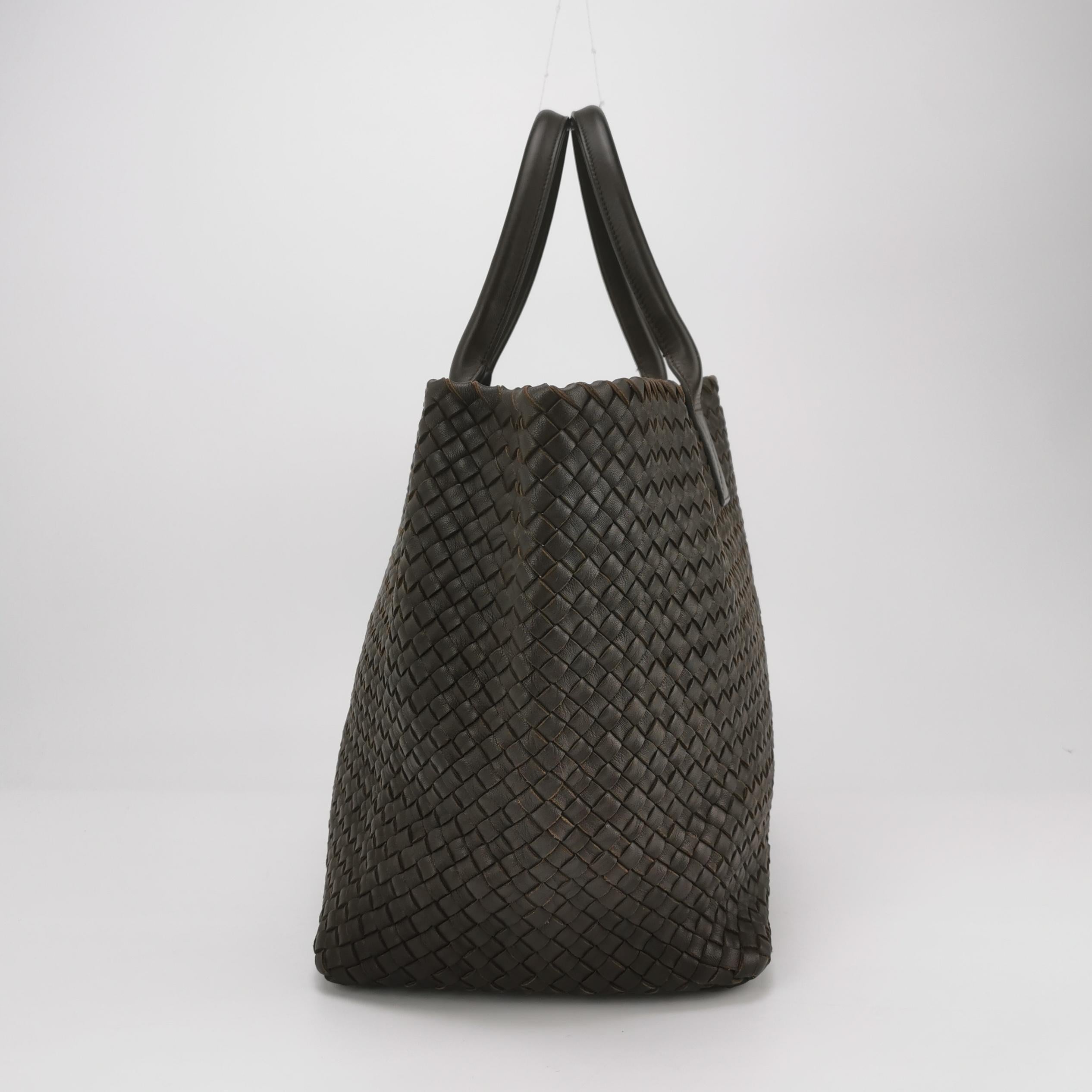 Noir Bottega Veneta Cabat Tote Intreccio Leather Dark Chocolate Brown 45cm en vente