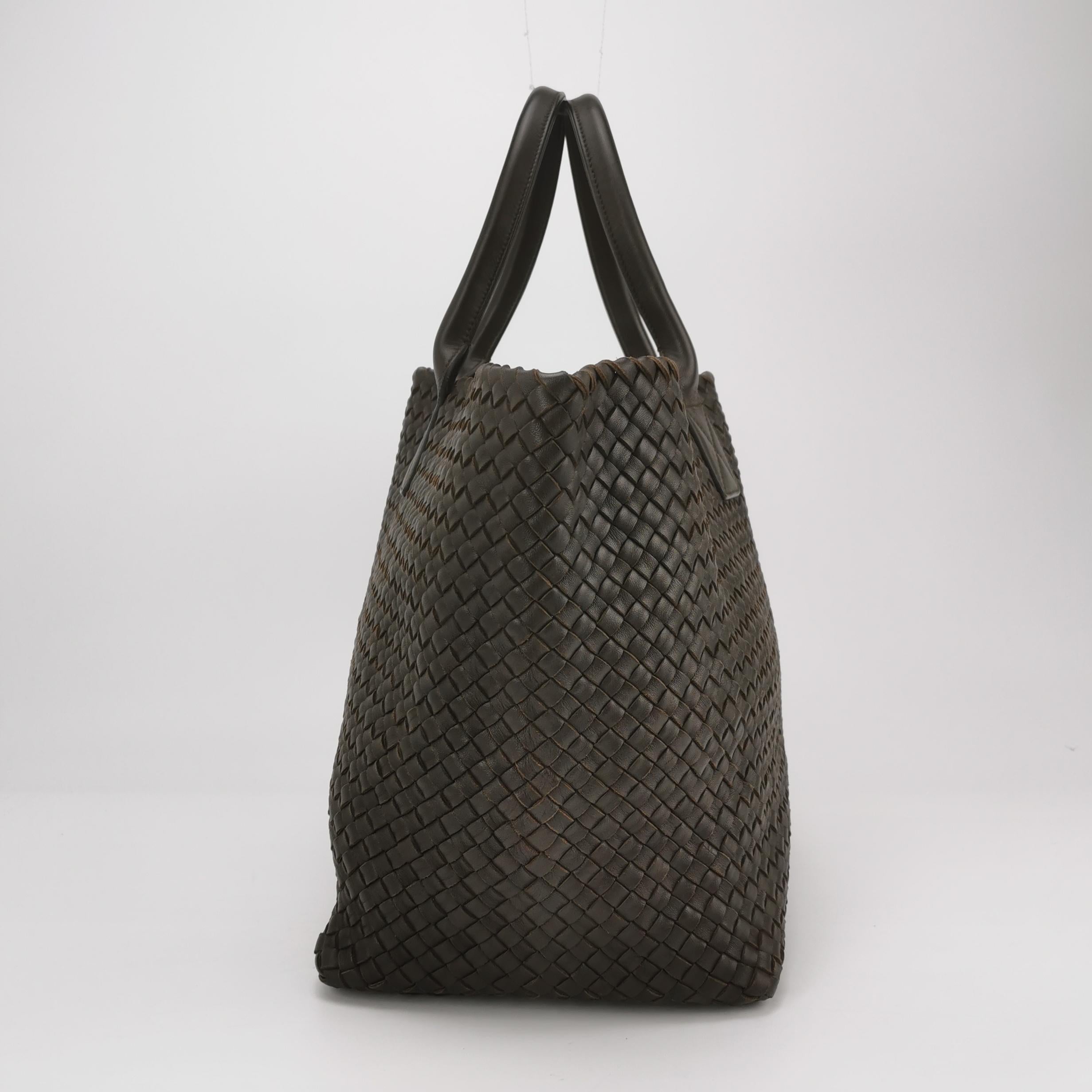 Bottega Veneta Cabat Tote Intreccio Leather Dark Chocolate Brown 45cm Bon état - En vente à AUBERVILLIERS, FR